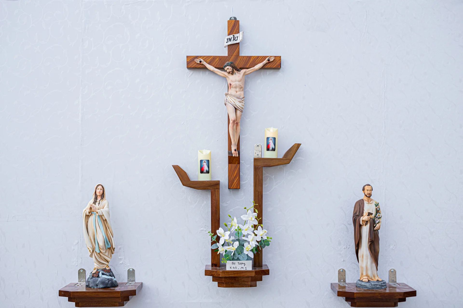 Bàn thờ Chúa BTC1 - Bộ 3 tượng cao 40 cm màu M2 & bệ thờ BT3