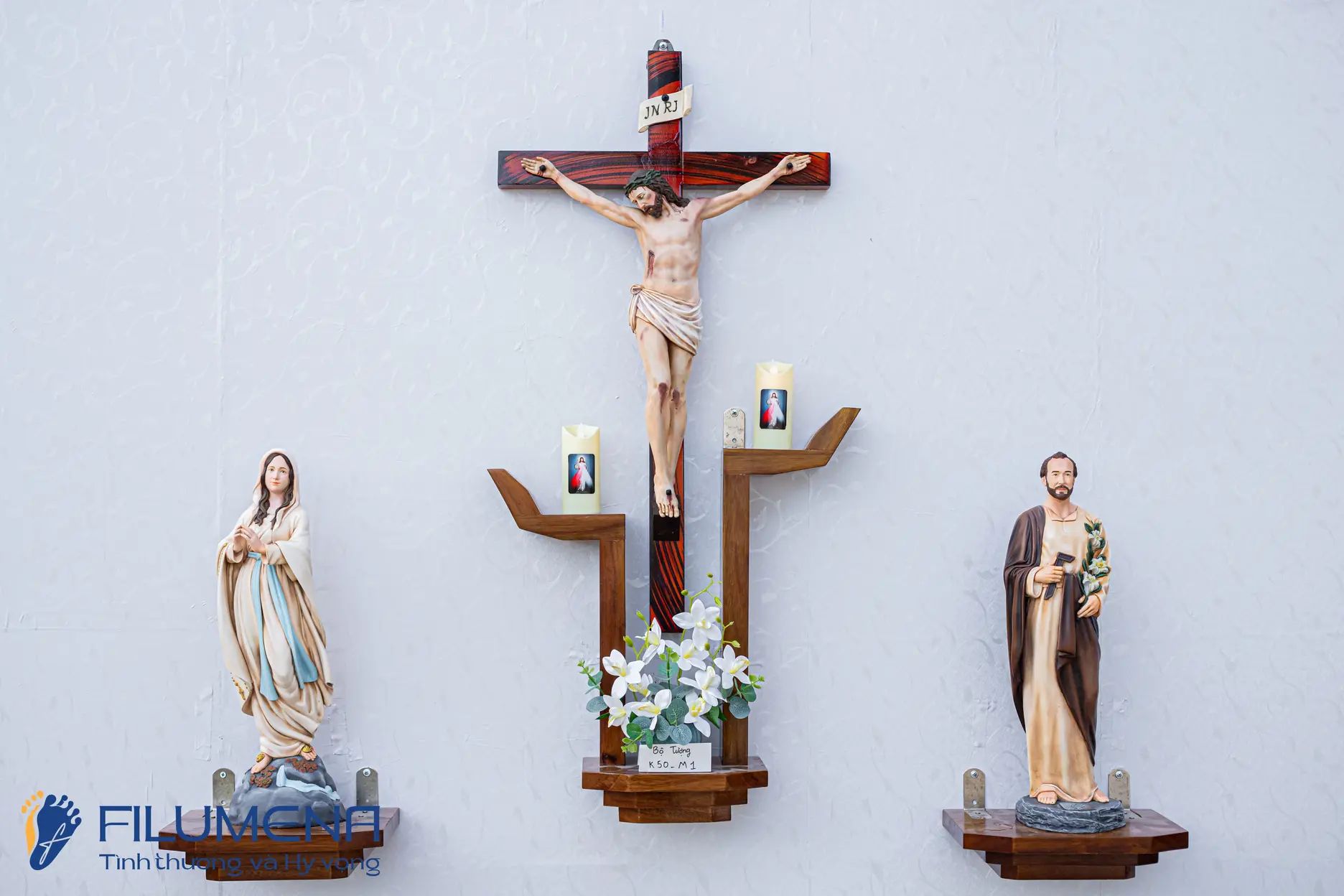 Các mẫu Bàn thờ Chúa của Filumena đang trưng bày và anh chị có thể tìm mua tại các Nhà sách Công giáo trên cả nước.