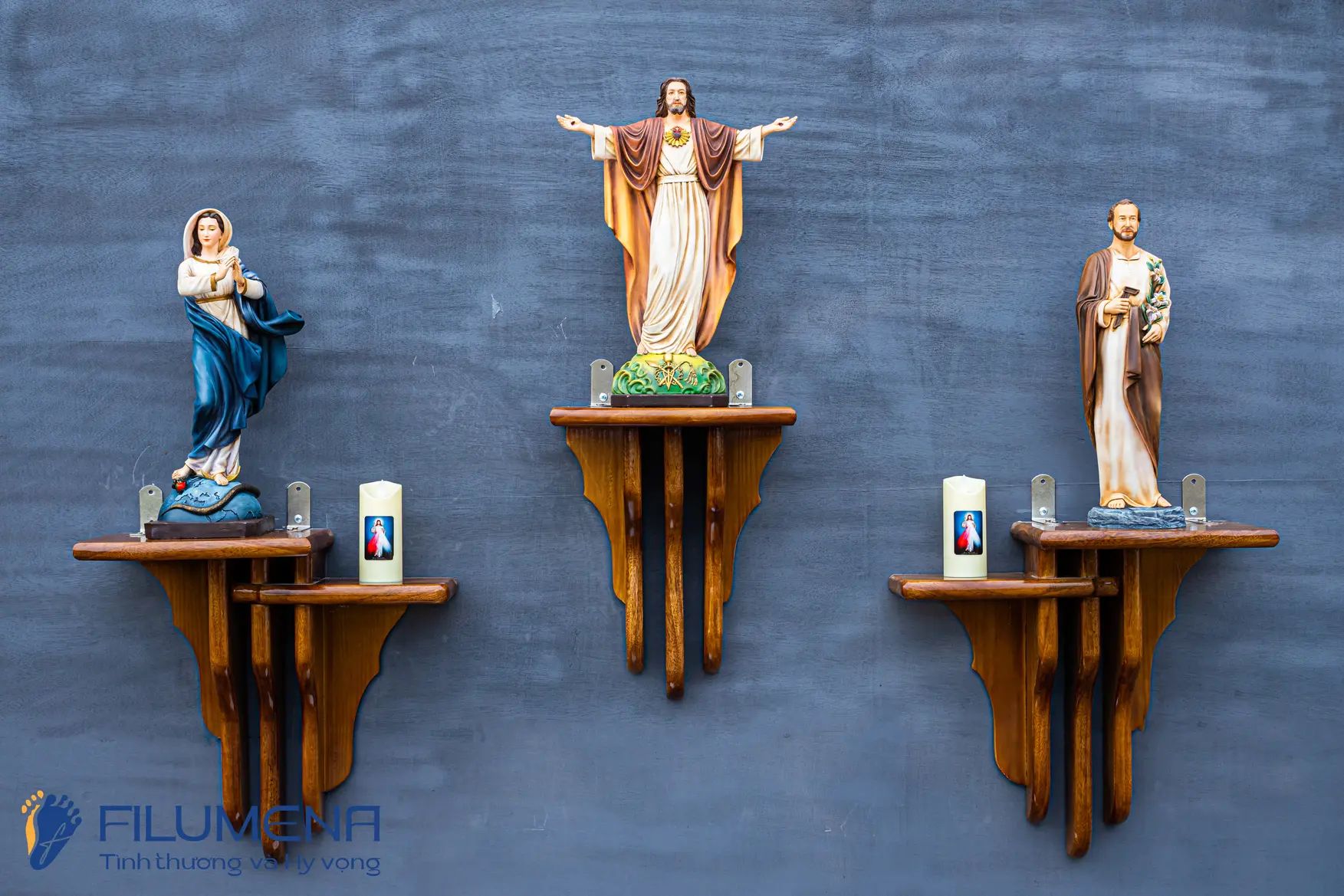 Các mẫu Bàn thờ Chúa của Filumena đang trưng bày và anh chị có thể tìm mua tại các Nhà sách Công giáo trên cả nước.