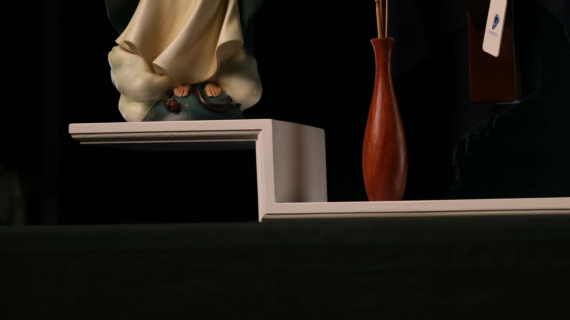 Bàn thờ Chúa mẫu hiện đại bằng gỗ 1 bệ 2 cánh mã BT4