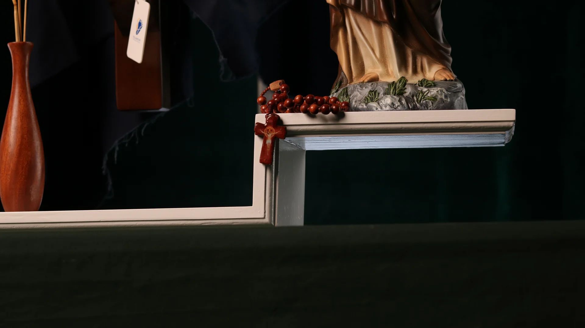 Bàn thờ Chúa bằng gỗ 1 kệ 2 cánh mã BT4