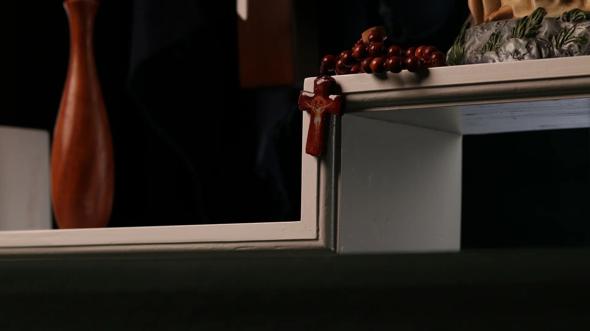 Bàn thờ Chúa bằng gỗ 1 kệ 2 cánh mã BT4