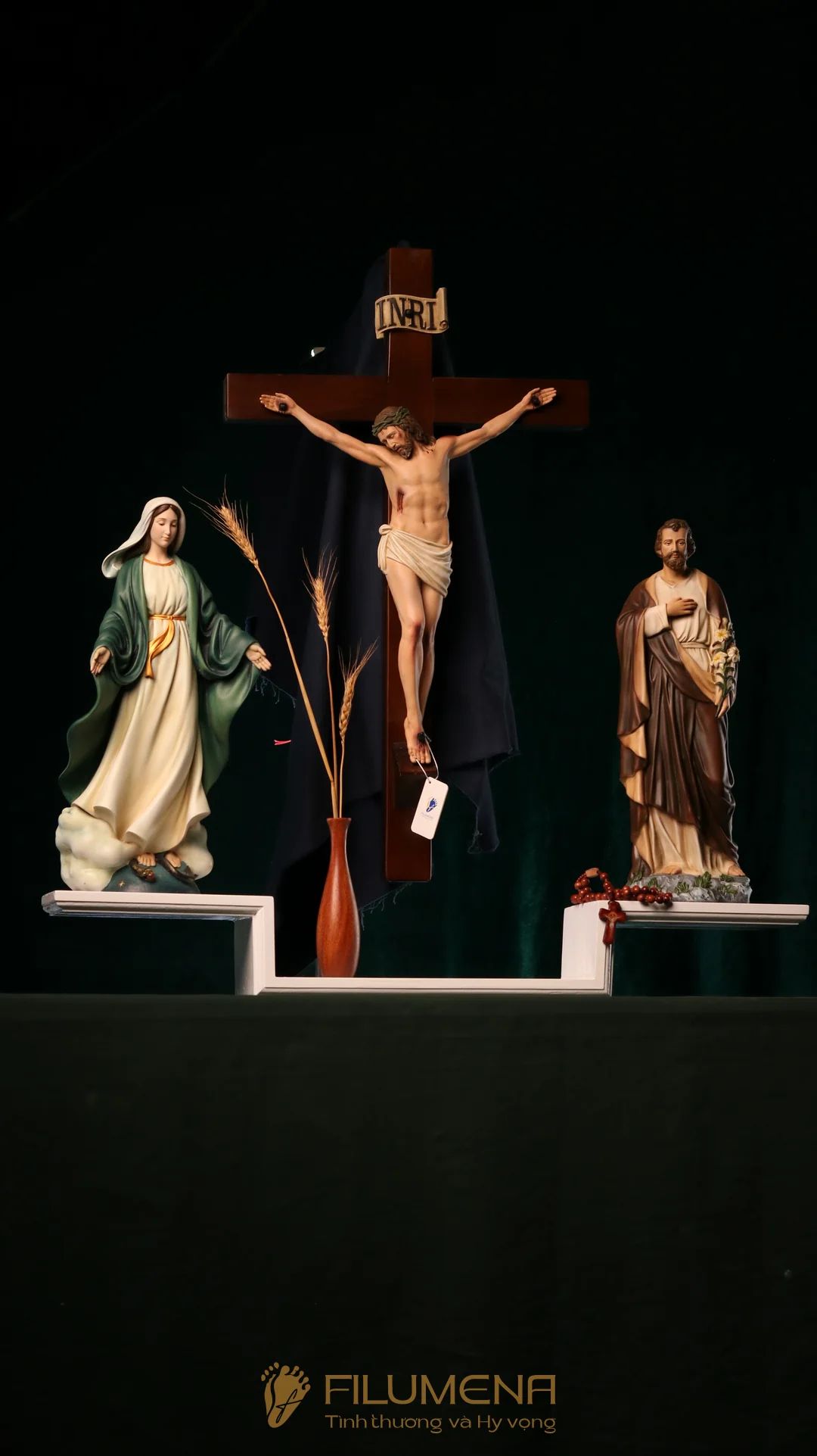 Các mẫu Bàn thờ Chúa của Filumena đang trưng bày và anh chị có thể tìm mua tại các Nhà sách Công giáo trên cả nước.