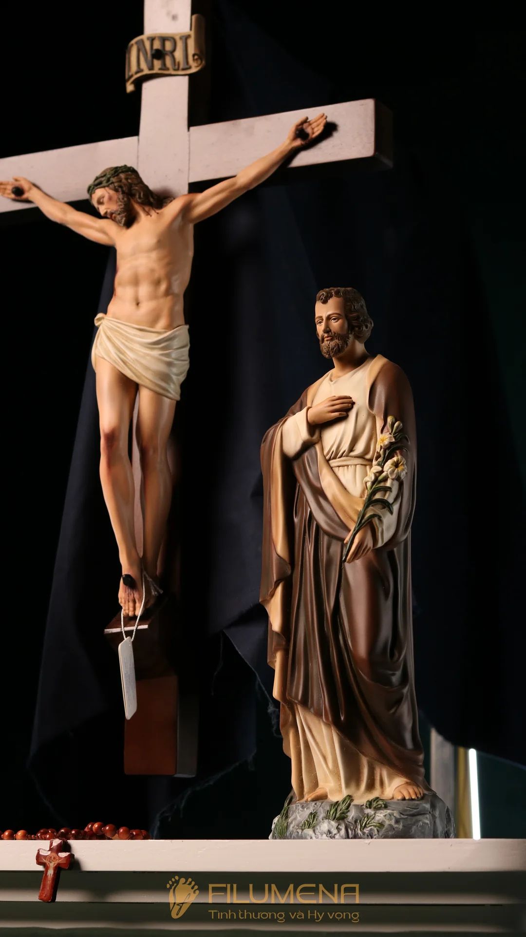 Bàn thờ Chúa phòng khách đẹp bằng gỗ 1 bệ 3 tầng mã BT3