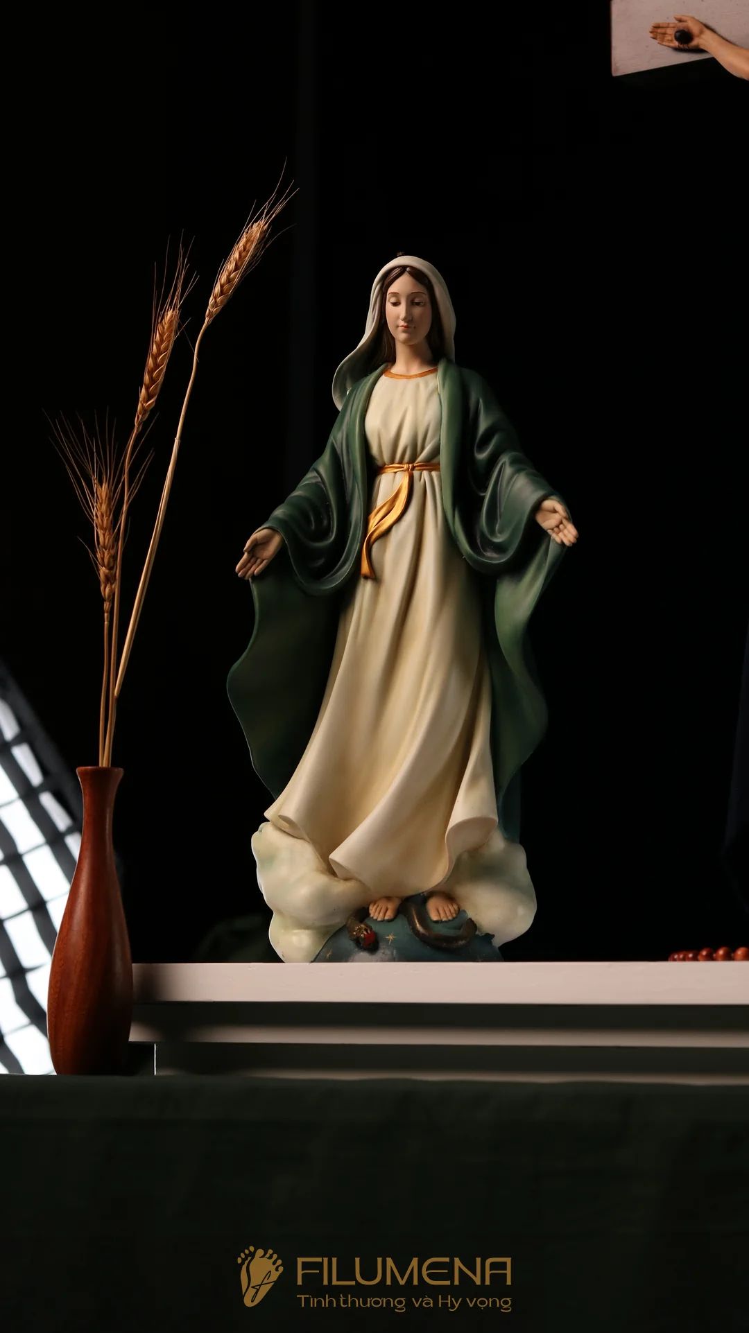 Bàn thờ Chúa phòng khách đẹp bằng gỗ 1 bệ 3 tầng mã BT3