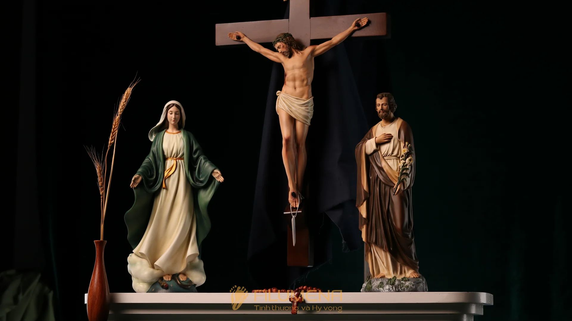 Các mẫu Bàn thờ Chúa của Filumena đang trưng bày và anh chị có thể tìm mua tại các Nhà sách Công giáo trên cả nước.