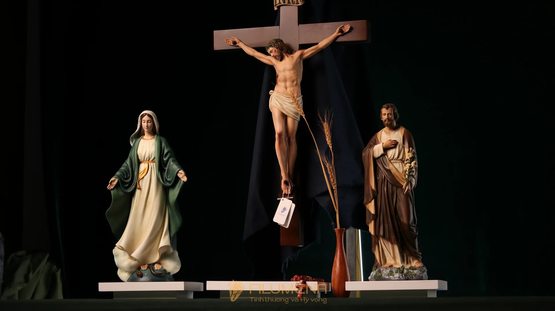 Bàn thờ Chúa mẫu đương đại bằng gỗ 3 bệ, mỗi bệ 2 tầng mã BT2