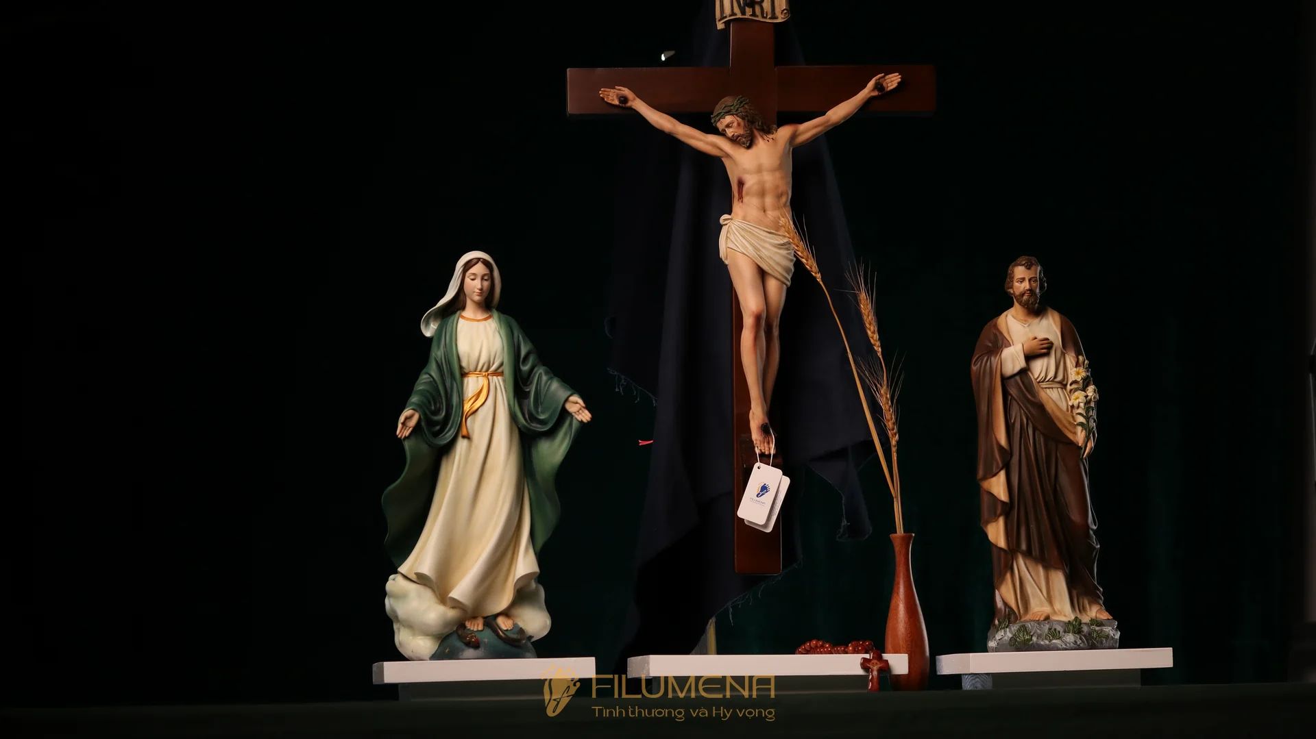 Bàn thờ Chúa mẫu đương đại bằng gỗ 3 bệ, mỗi bệ 2 tầng mã BT2