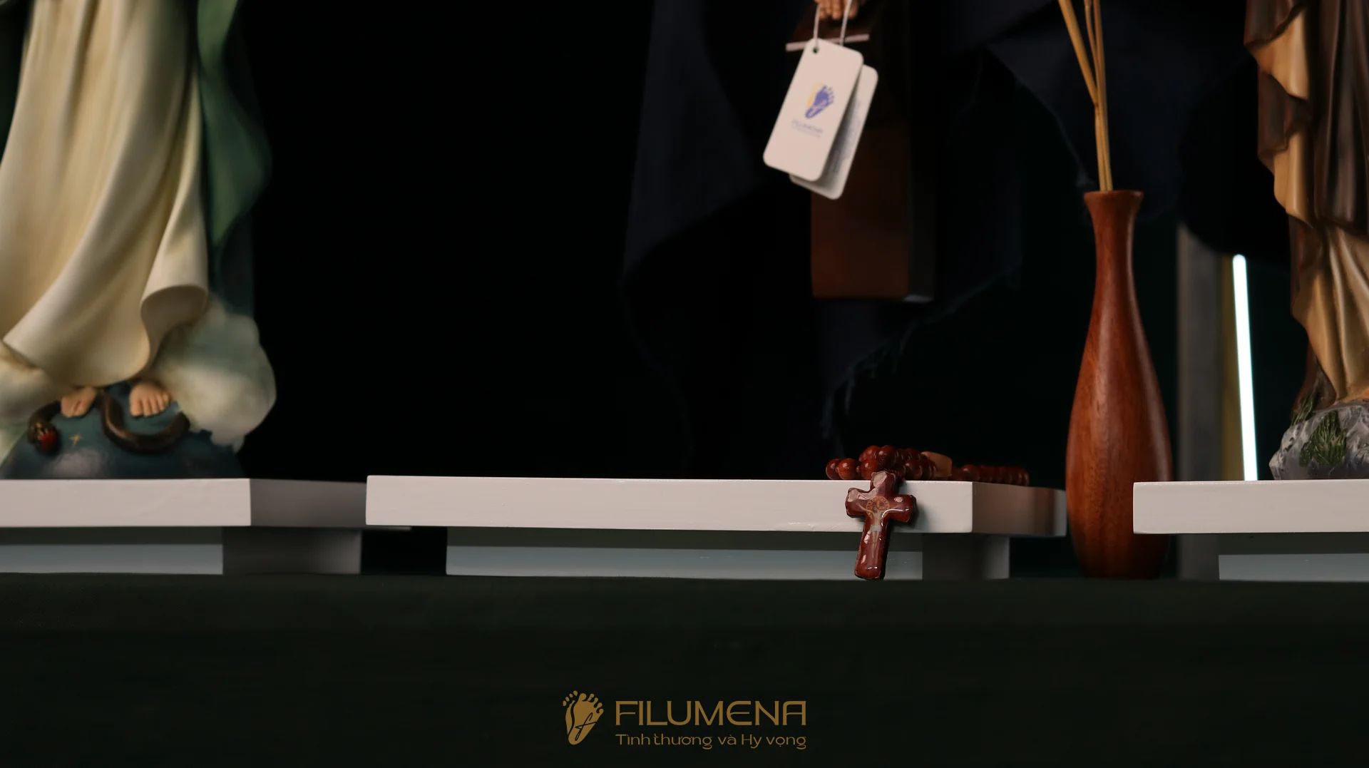 Bàn thờ Chúa mẫu đương đại bằng gỗ 3 bệ, mỗi bệ 2 tầng mã BT2