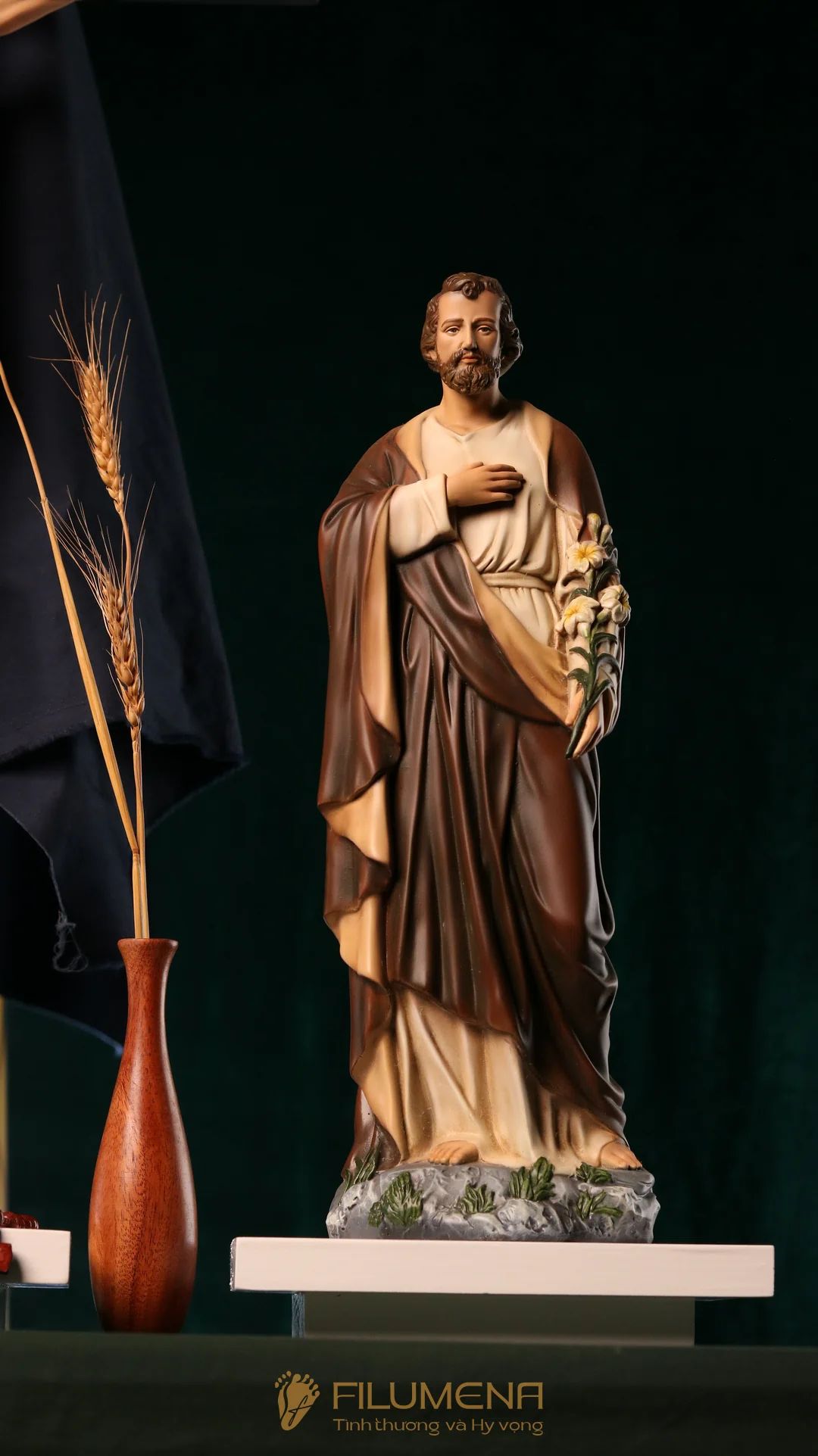 Bàn thờ Chúa phòng khách đẹp bằng gỗ 3 bệ, mỗi bệ 2 tầng mã BT2