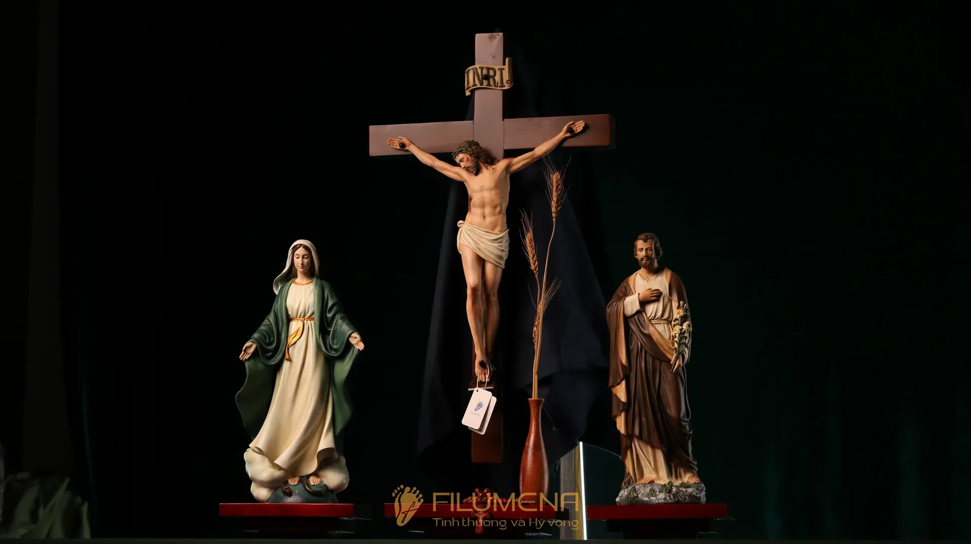 04 mẫu bàn thờ Chúa phòng khách đẹp của Tượng Công giáo Filumena