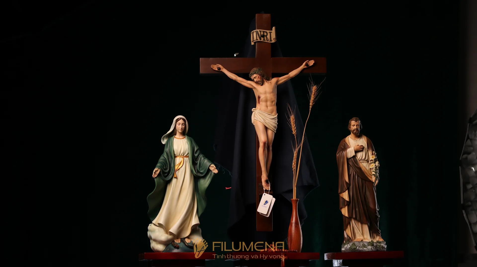 Bàn thờ Công giáo và tổ tiên cùng Tượng Công giáo Filumena