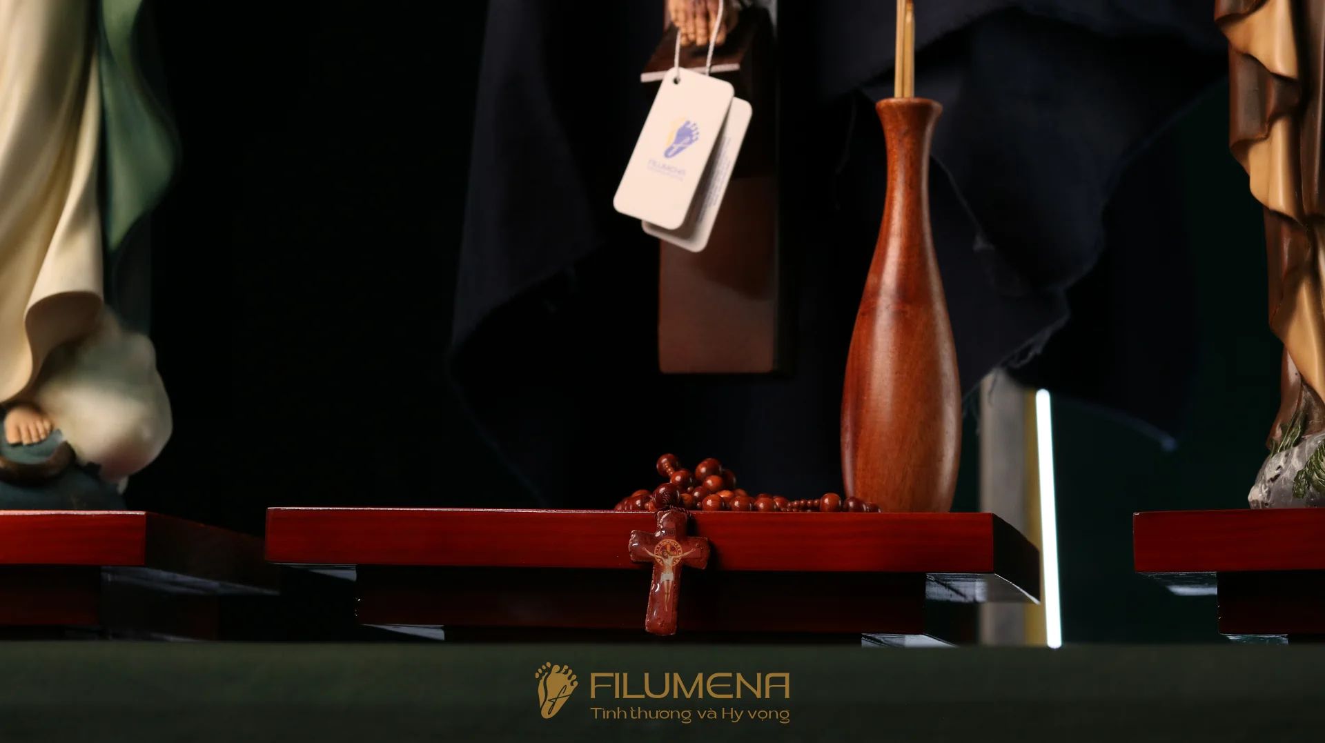 Bàn thờ Chúa bằng gỗ 3 kệ 3 tầng màu nâu sẫm ánh đỏ BT1