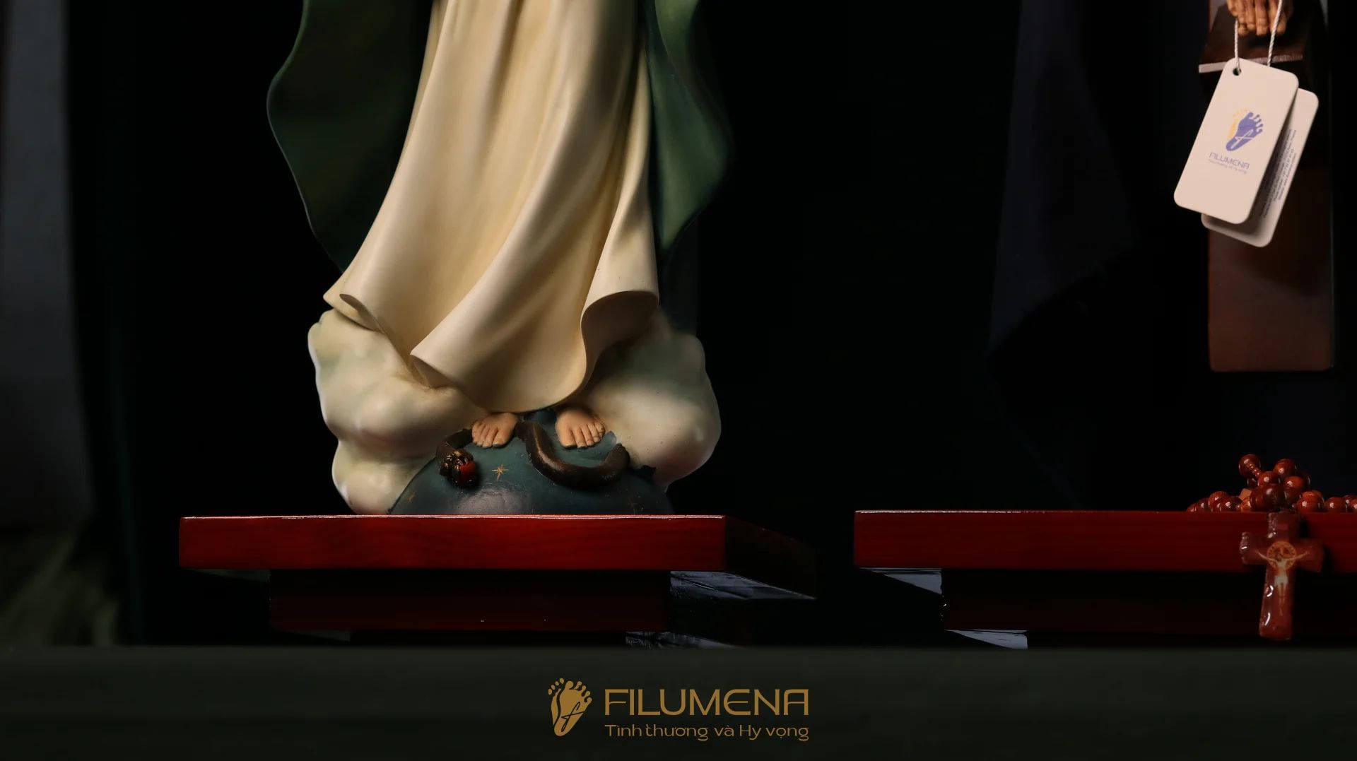 Bàn thờ Chúa bằng gỗ 3 kệ 3 tầng màu nâu sẫm ánh đỏ BT1