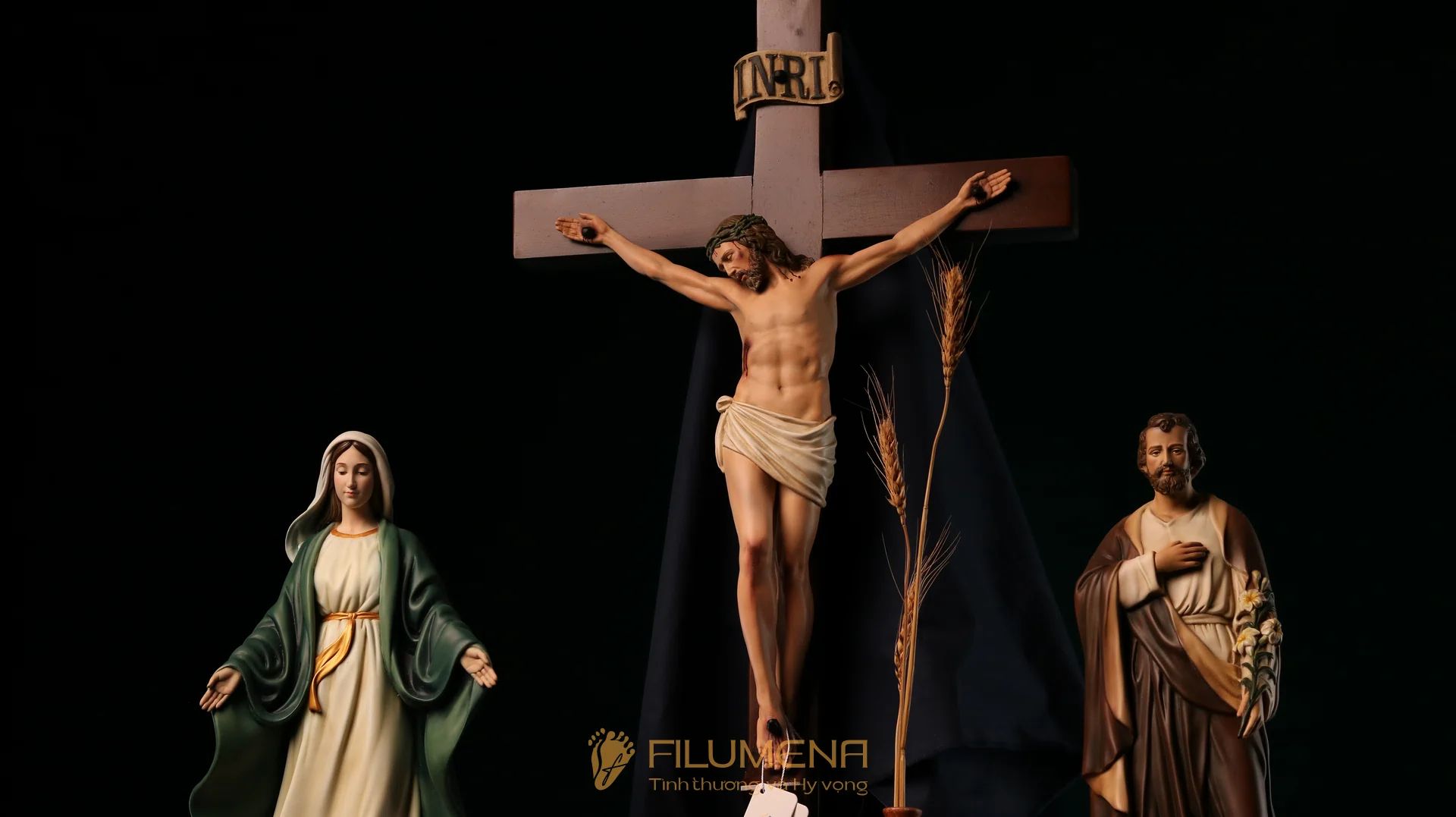 Bàn thờ Chúa bằng gỗ 3 kệ 3 tầng màu nâu sẫm ánh đỏ BT1