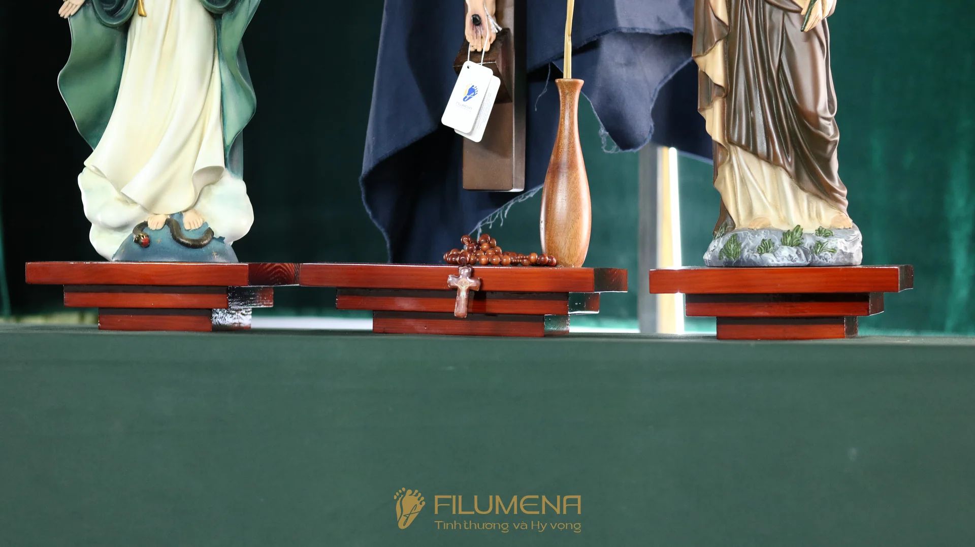 Bàn thờ Chúa bằng gỗ 3 kệ 3 tầng màu nâu sẫm ánh đỏ BT1