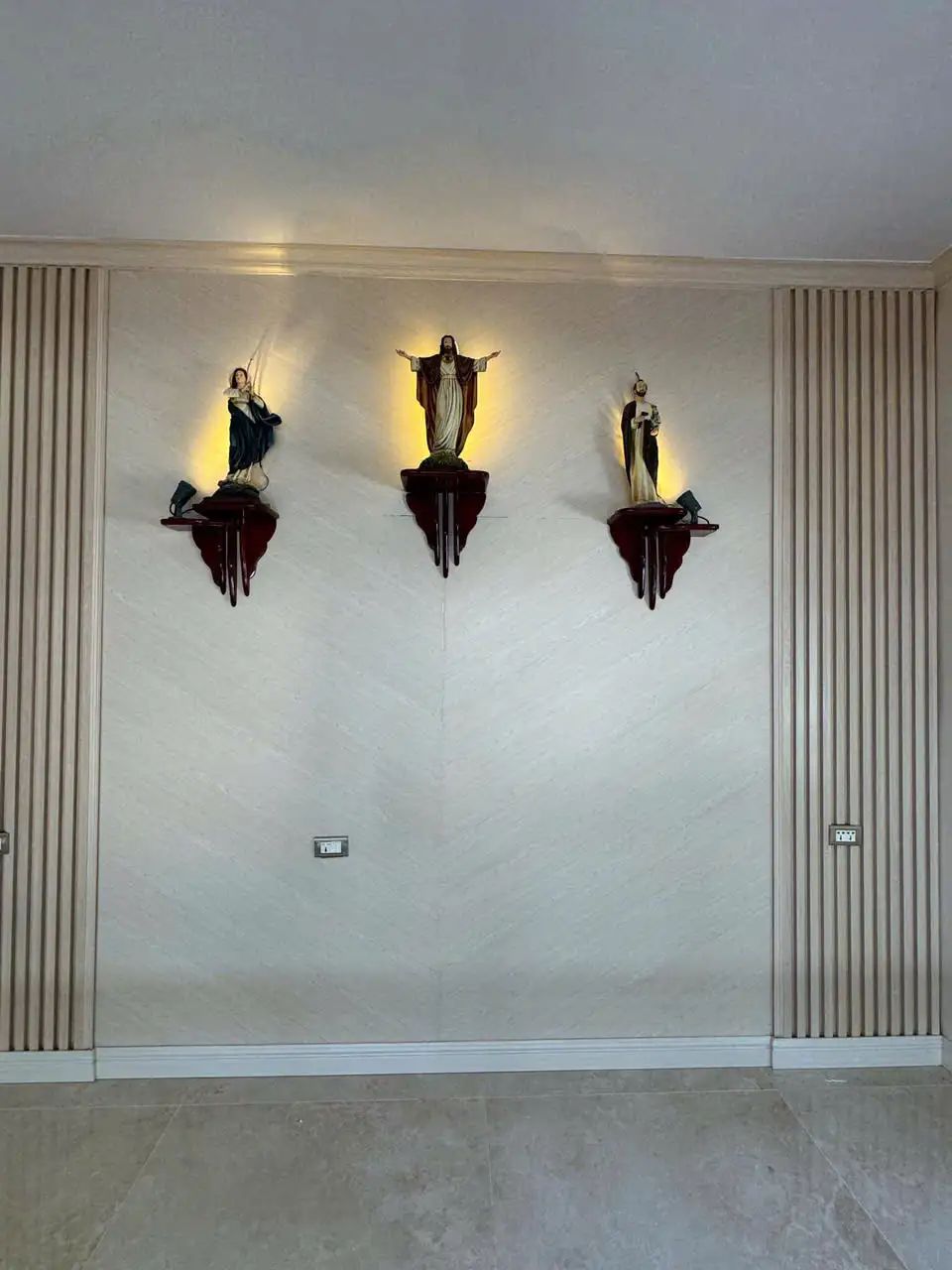 Các mẫu Bàn thờ Chúa của Filumena đang trưng bày và anh chị có thể tìm mua tại các Nhà sách Công giáo trên cả nước.