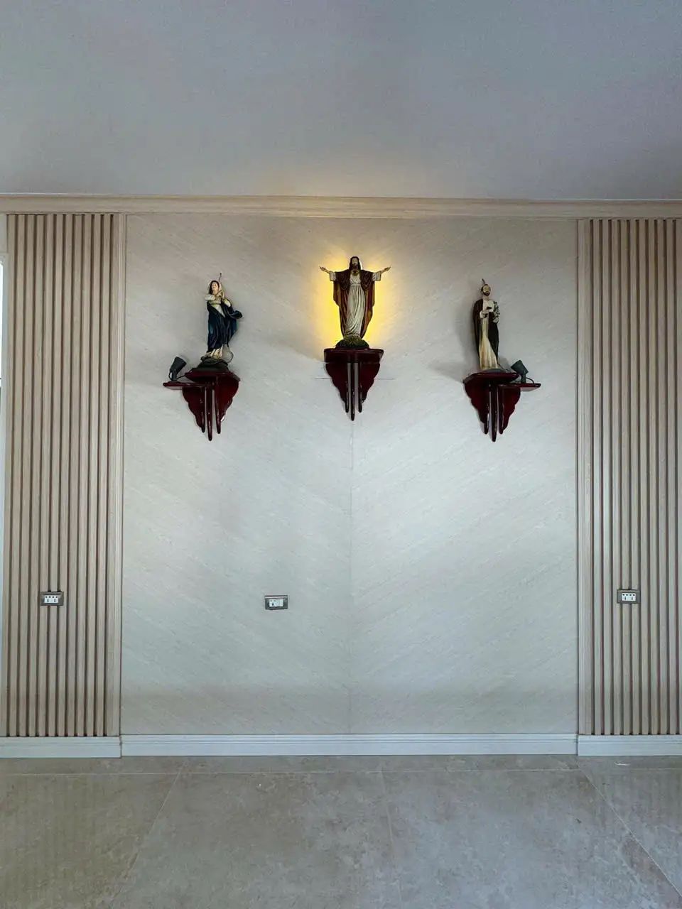 Các mẫu Bàn thờ Chúa của Filumena đang trưng bày và anh chị có thể tìm mua tại các Nhà sách Công giáo trên cả nước.