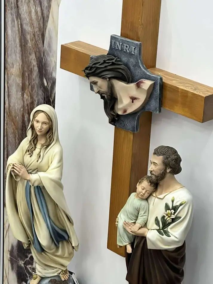 Các mẫu Bàn thờ Chúa của Filumena đang trưng bày và anh chị có thể tìm mua tại các Nhà sách Công giáo trên cả nước.