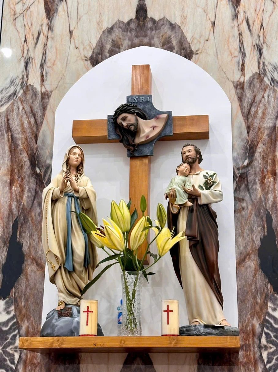 Các mẫu Bàn thờ Chúa của Filumena đang trưng bày và anh chị có thể tìm mua tại các Nhà sách Công giáo trên cả nước.