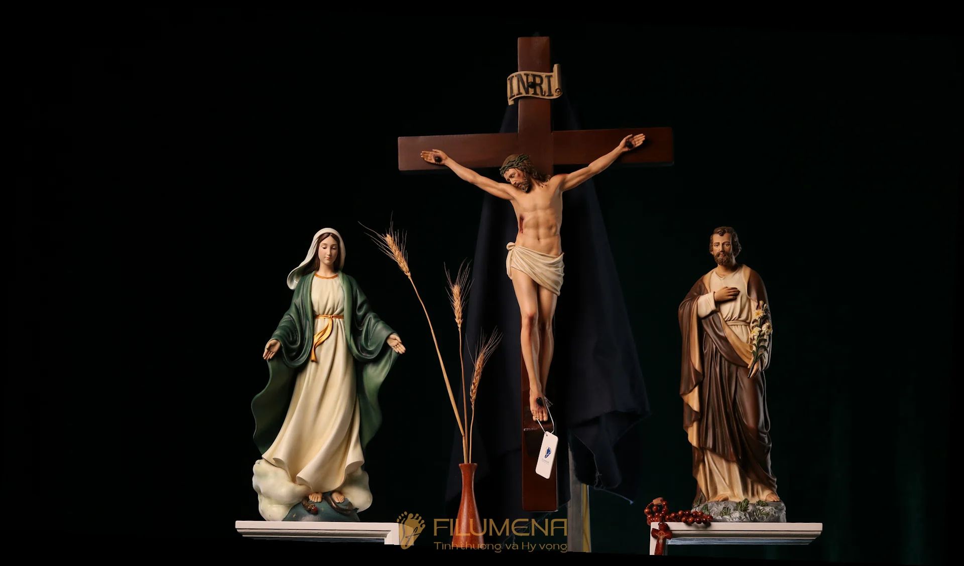 Đọc Kinh Tin Kính cùng Bàn thờ Chúa và Tượng Công giáo Filumena