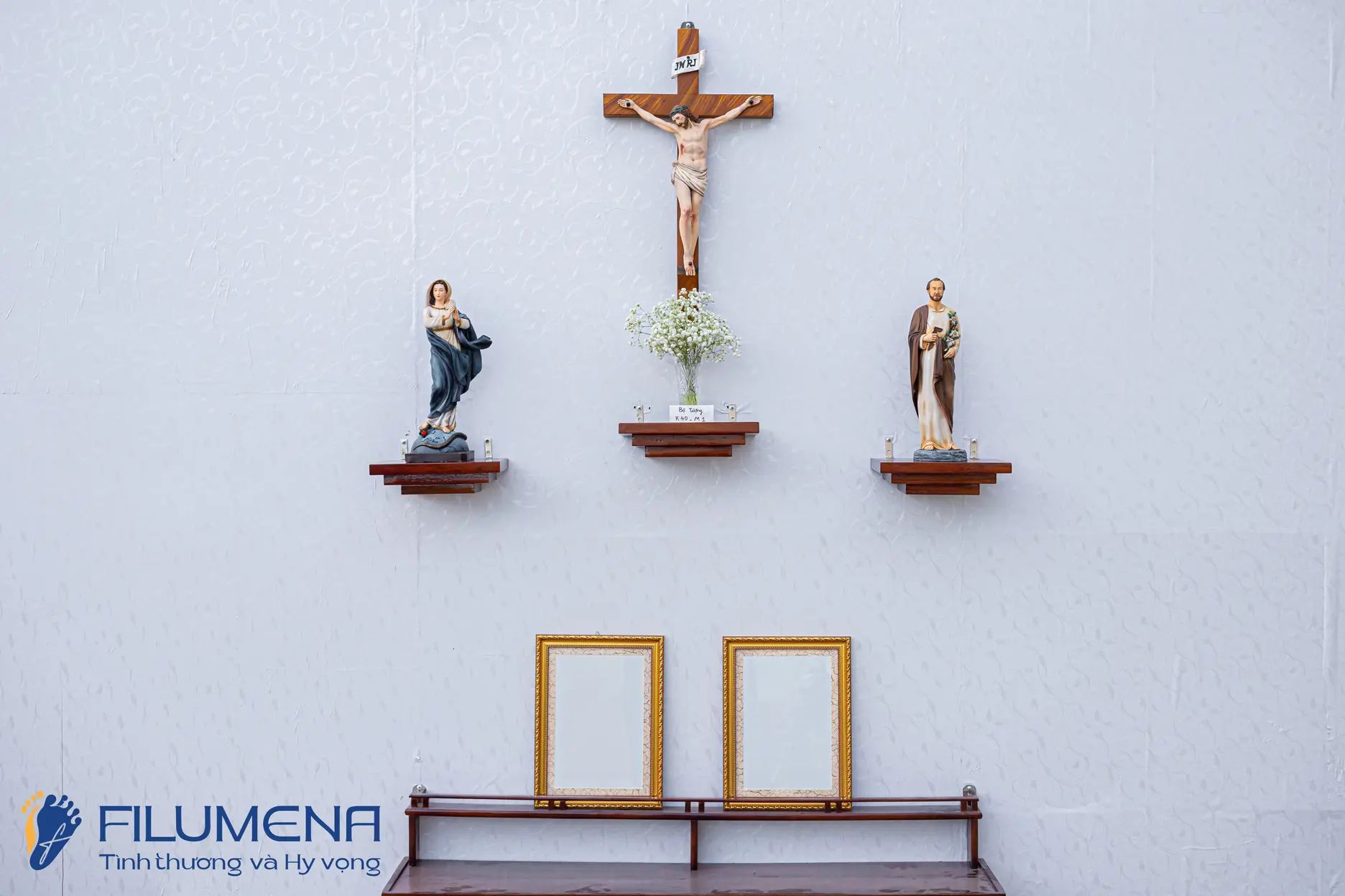 Các mẫu Bàn thờ Chúa của Filumena đang trưng bày và anh chị có thể tìm mua tại các Nhà sách Công giáo trên cả nước.