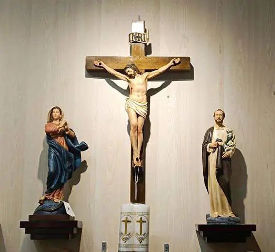 Các mẫu Bàn thờ Chúa của Filumena đang trưng bày và anh chị có thể tìm mua tại các Nhà sách Công giáo trên cả nước.