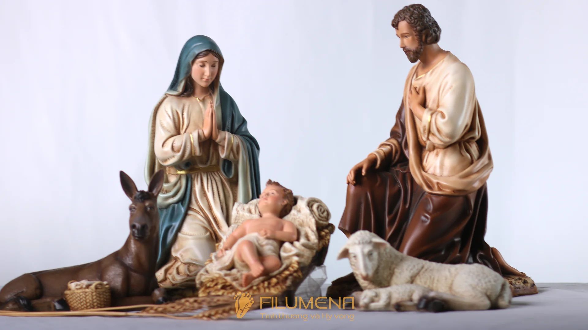 Bộ tượng Giáng sinh 30 cm 5 nhân vật tông màu sáng cổ điển