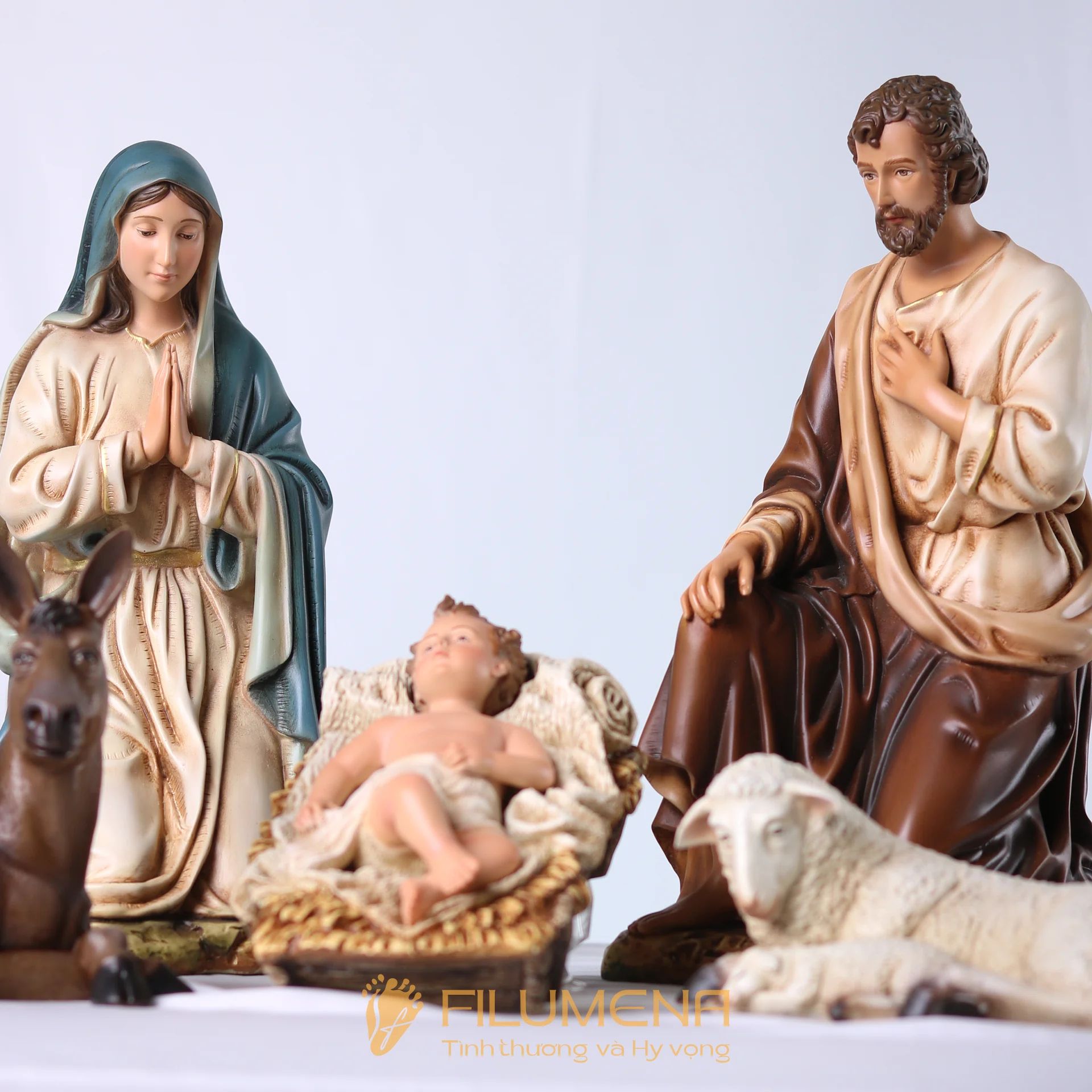 Bộ tượng Giáng sinh 30 cm 5 nhân vật tông màu sáng cổ điển