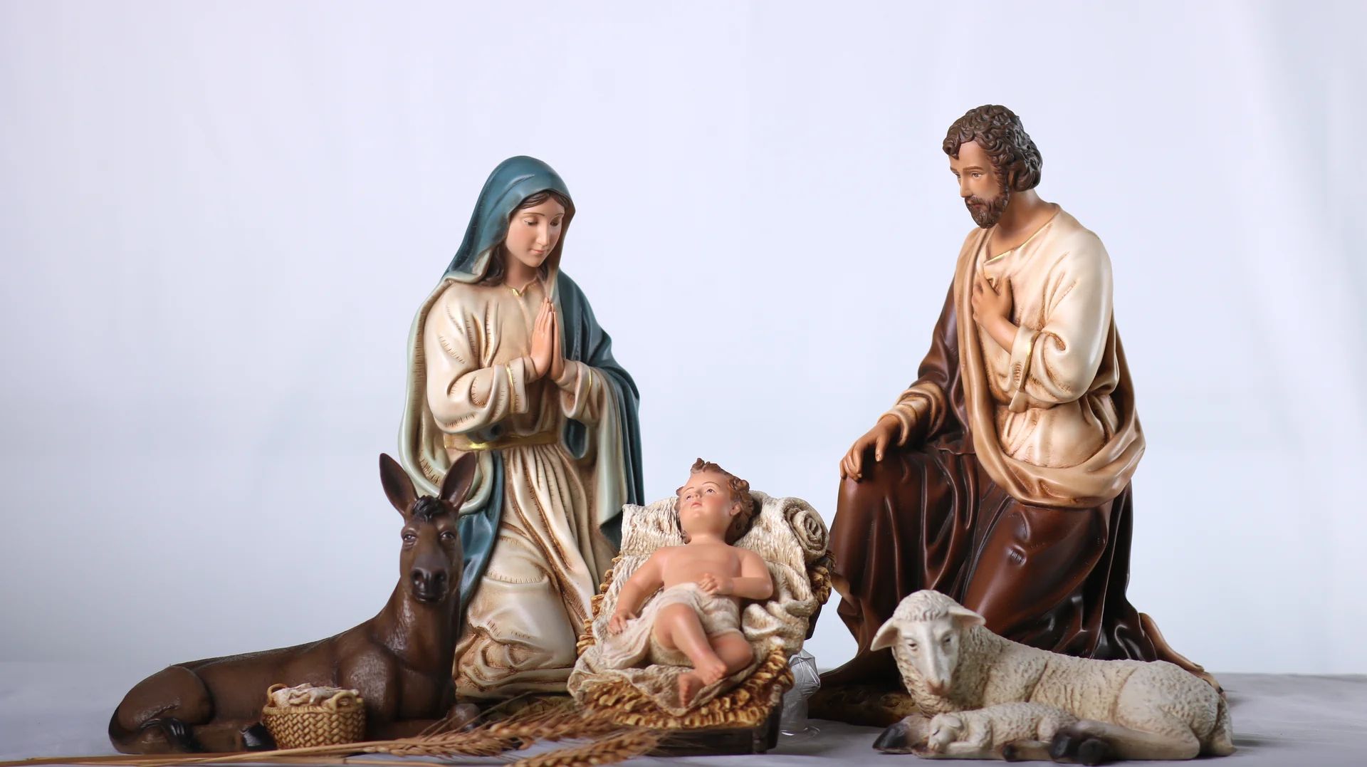 Bộ tượng Giáng sinh 30 cm 5 nhân vật tông màu sáng cổ điển