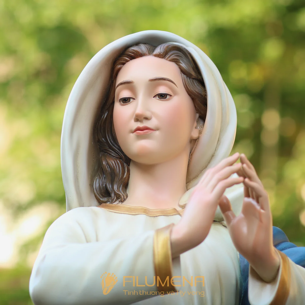 Hình ảnh Đức Mẹ Maria giúp người tín hữu cầu nguyện và sống Đức Tin