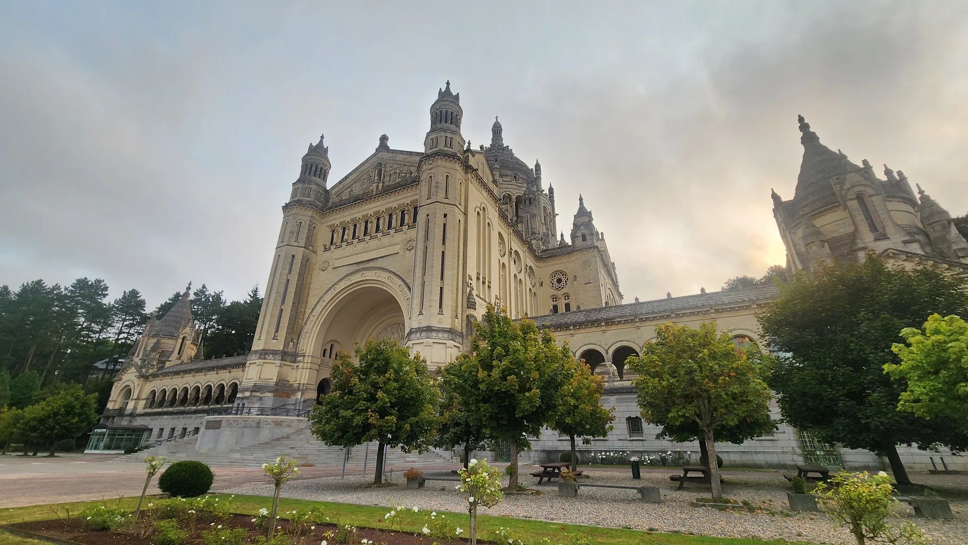 Vương cung Thánh đường Thánh Tê-rê-sa Hài Đồng Giê-su