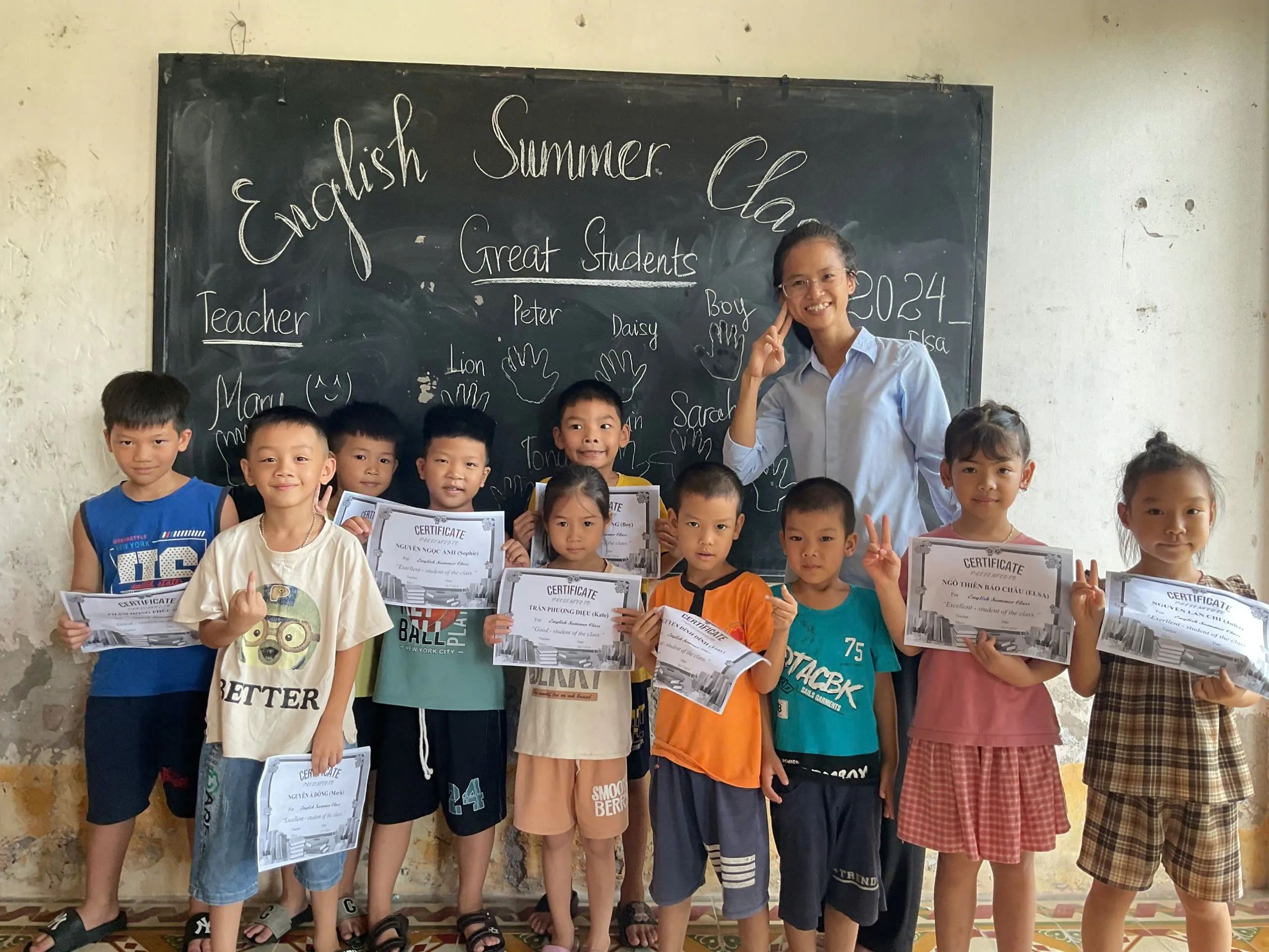 Lớp tiếng Anh cho trẻ em nghèo tại tu viện Đa Minh Phú Nhai, GP Bùi Chu