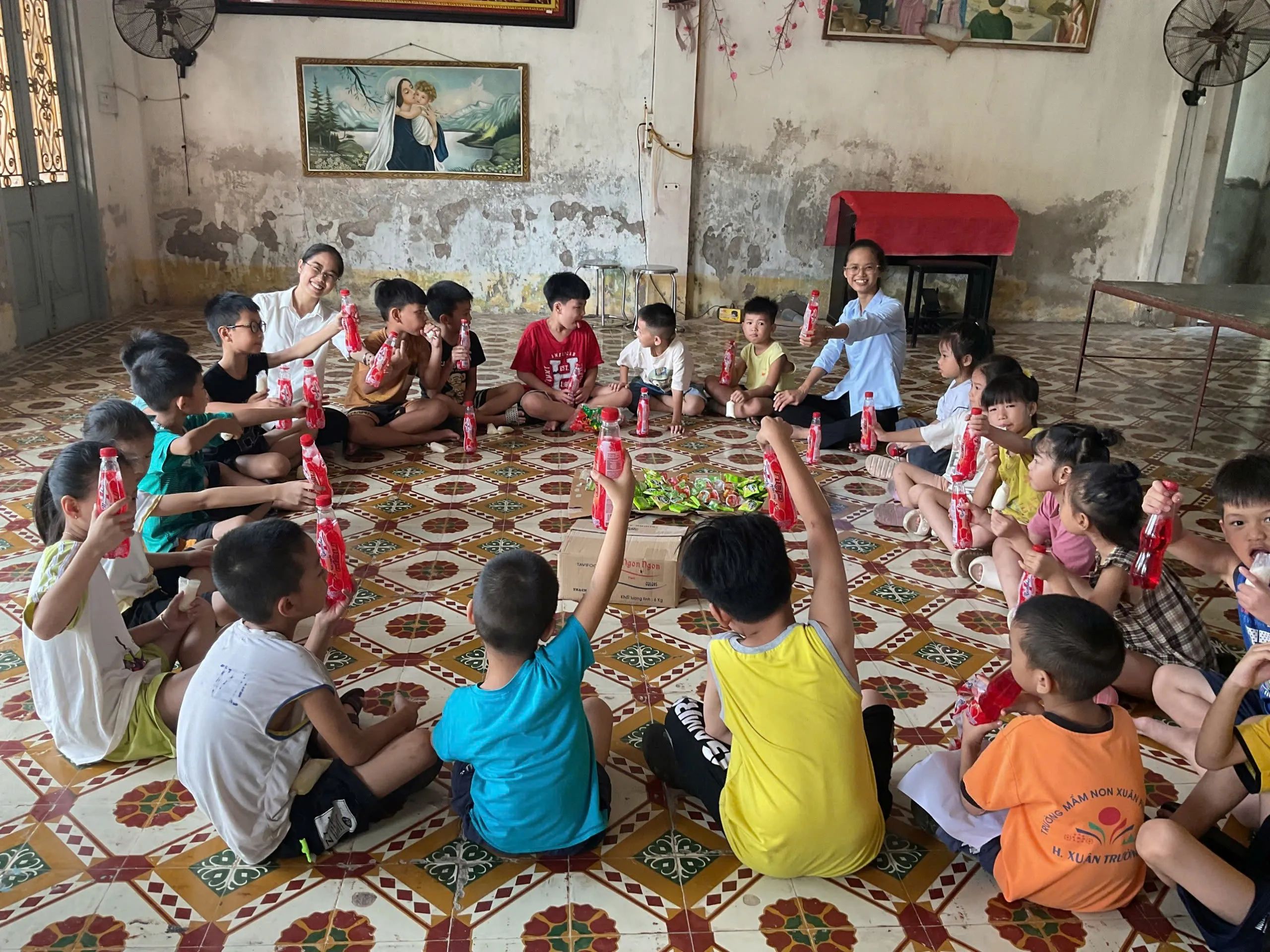 Lớp tiếng Anh cho trẻ em nghèo tại tu viện Đa Minh Phú Nhai, GP Bùi Chu