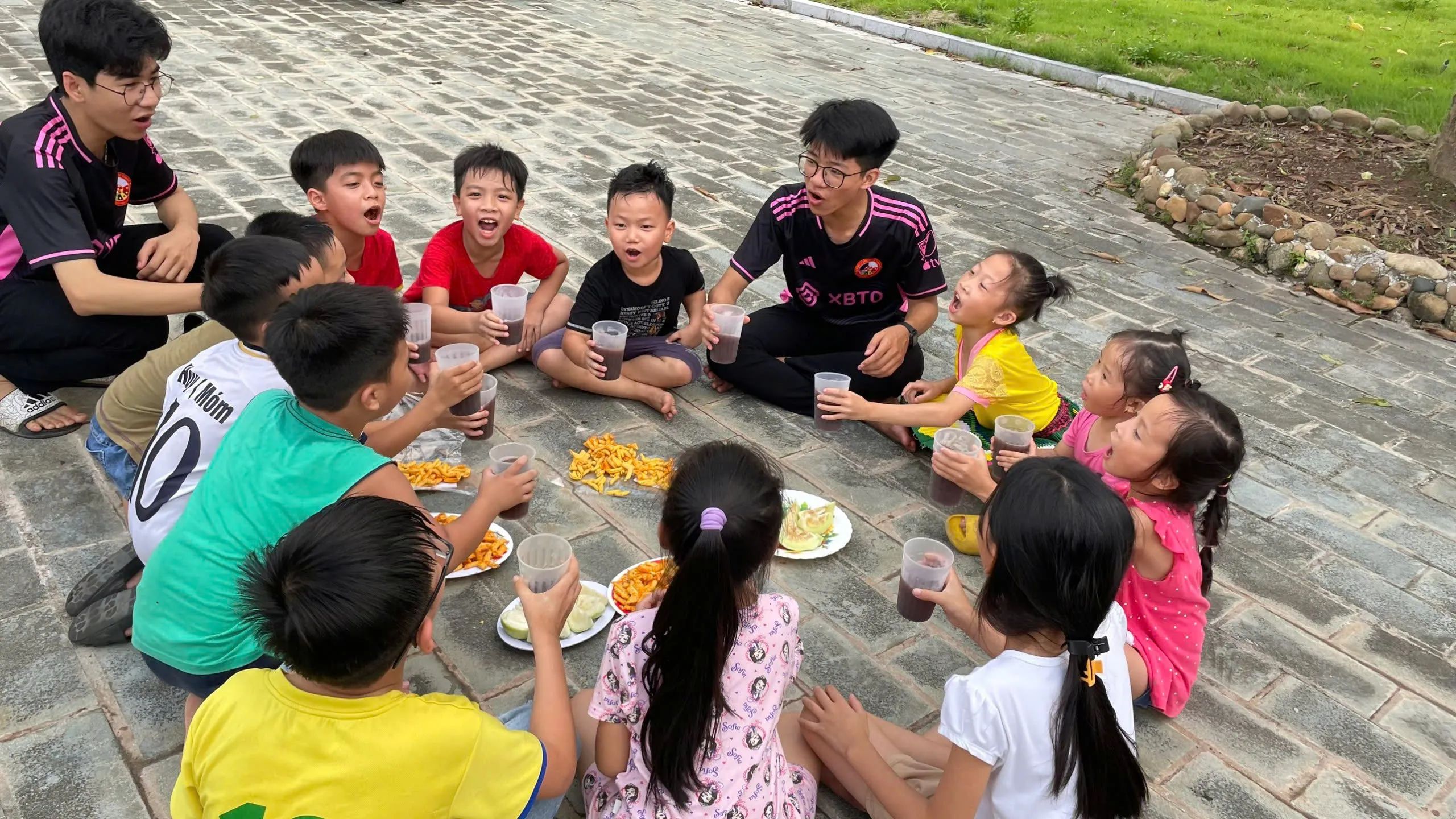 Lớp tiếng Anh cho trẻ em nghèo tại tu viện Đa Minh Phú Nhai, GP Bùi Chu