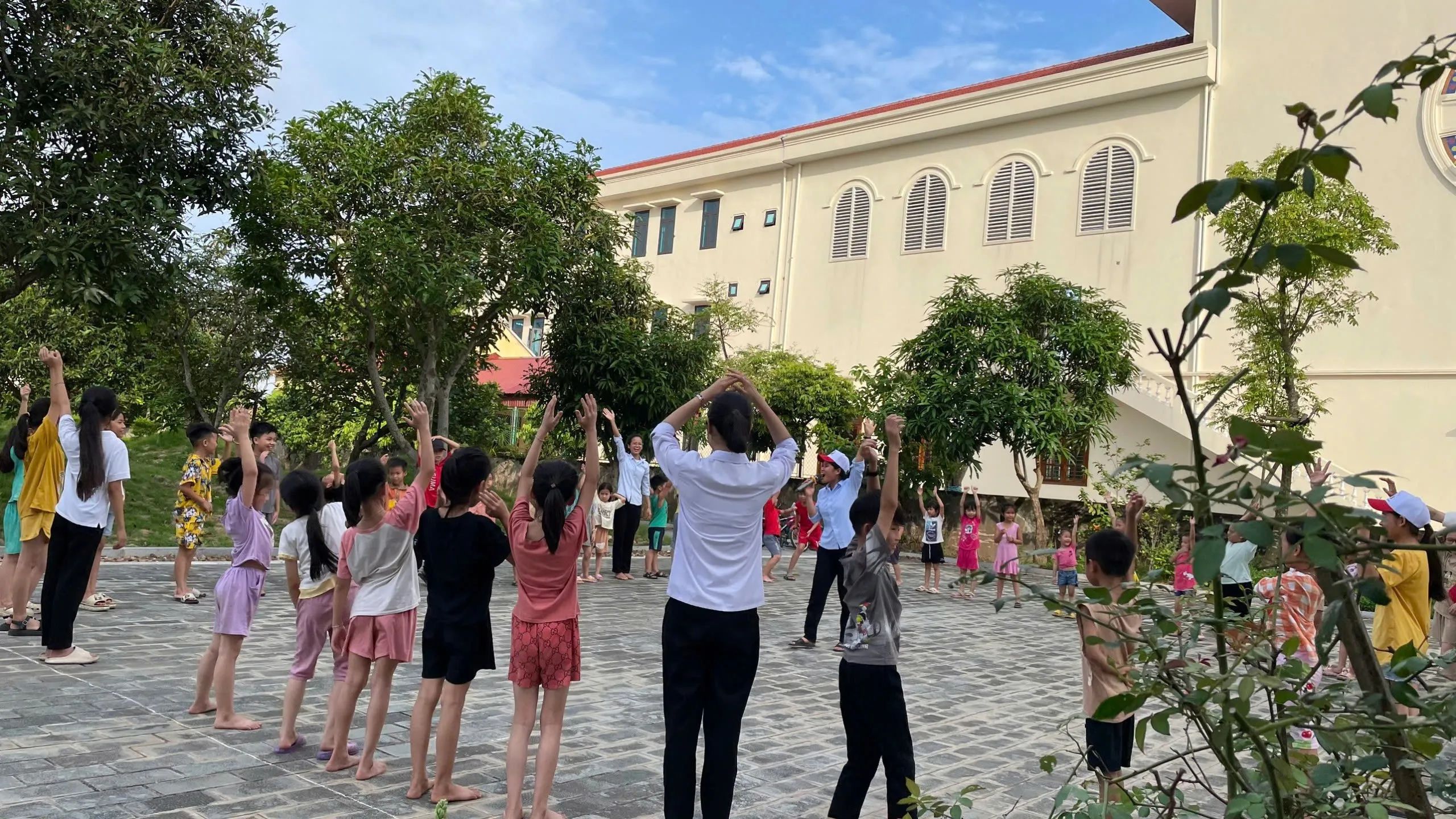 Lớp tiếng Anh cho trẻ em nghèo tại tu viện Đa Minh Phú Nhai, GP Bùi Chu