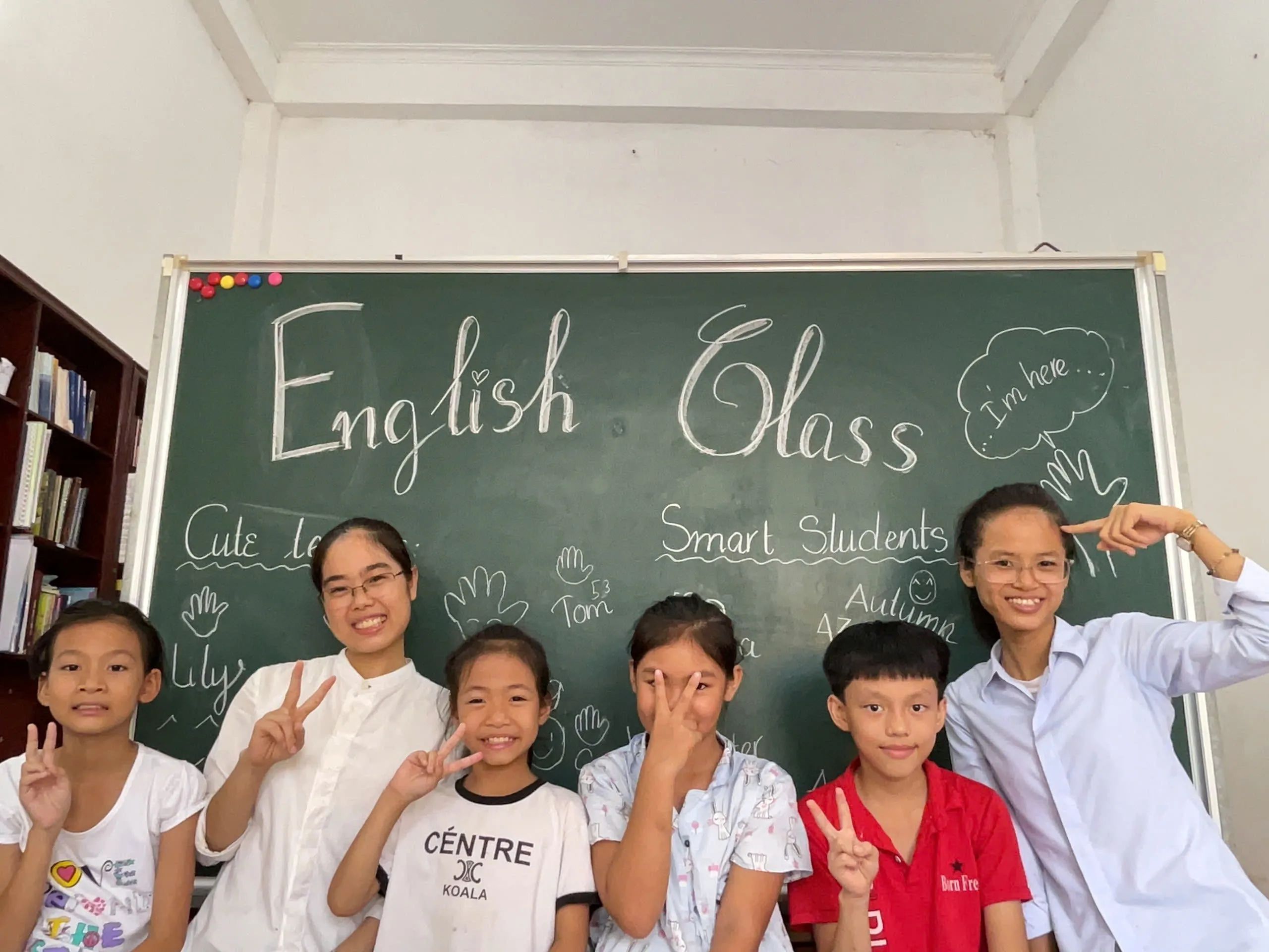 Lớp tiếng Anh cho trẻ em nghèo tại tu viện Đa Minh Phú Nhai, GP Bùi Chu