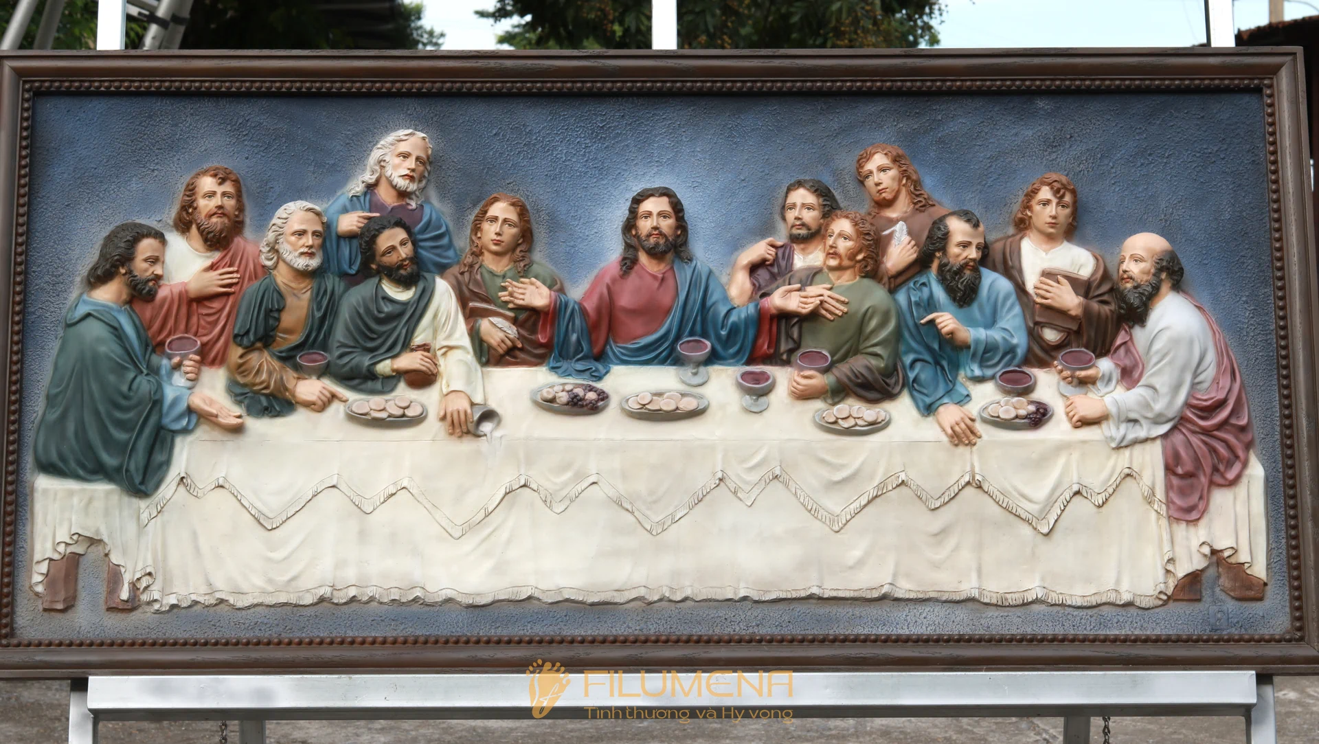 Phù điêu Bữa Tiệc Ly với Chúa Giêsu ở trung tâm và các Tông đồ quây quanh bàn