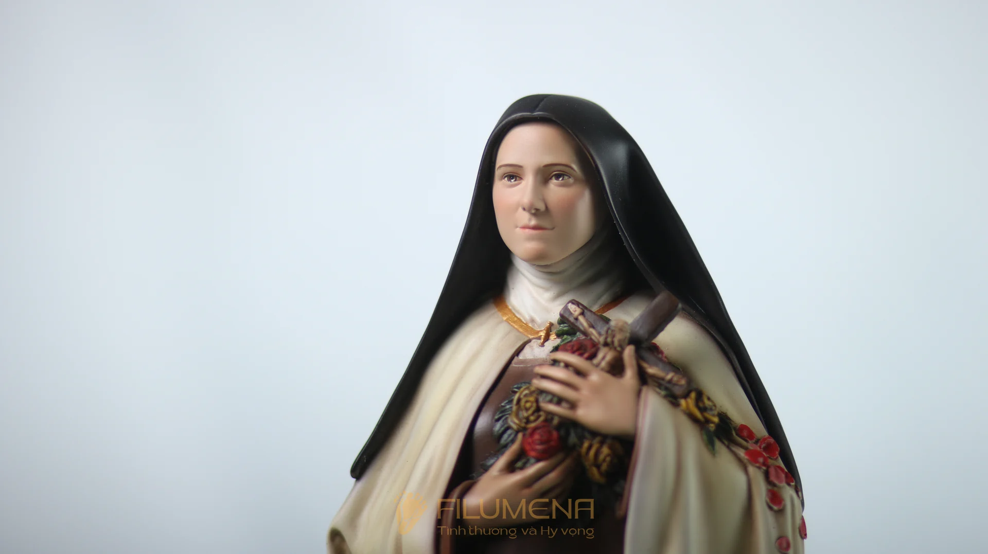 Tượng các Thánh Công giáo của Filumena đặt trang trọng trong không gian cầu nguyện