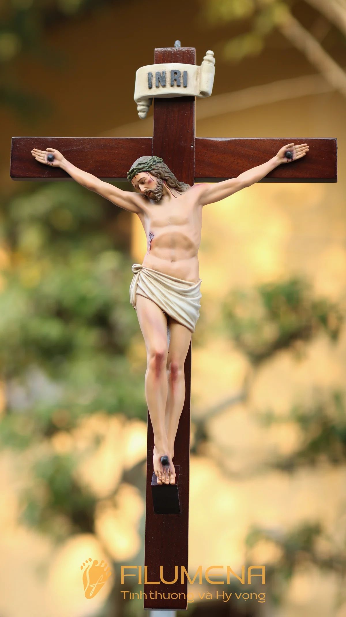 Tượng Chúa chịu nạn cao 20 cm, 30 bằng bột đá - Thánh giá gỗ