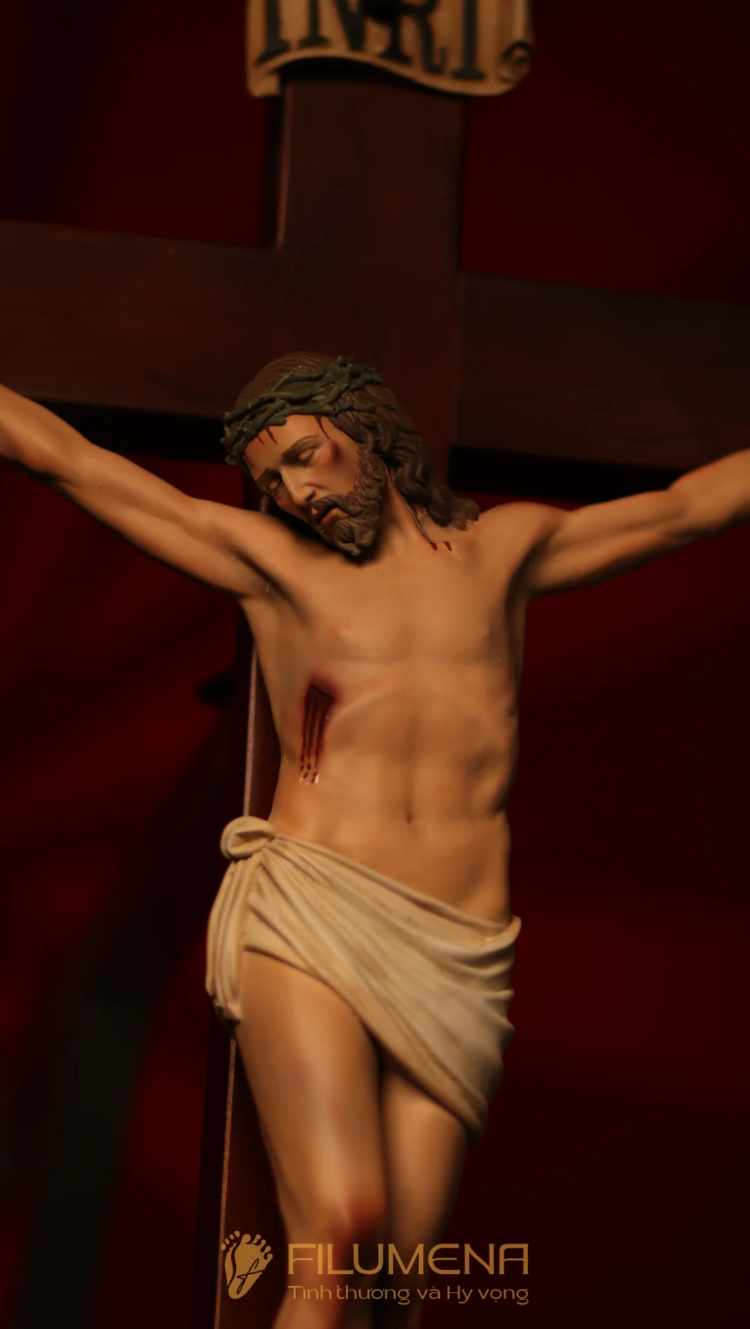 Tượng Chúa chịu nạn trên thập giá với bảng INRI và mão gai.