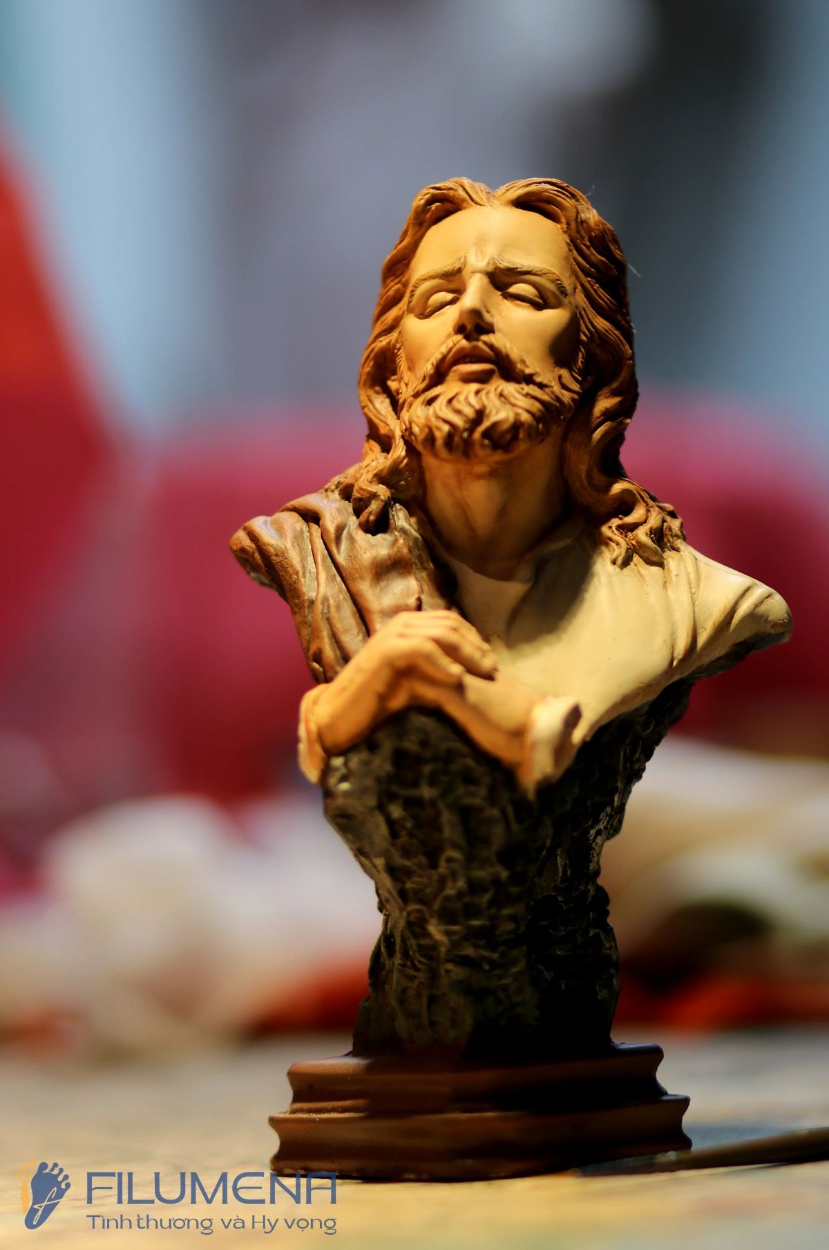 Tượng Công giáo tại TGP Hà Nội. Tượng Công giáo Filumena là tượng của Tình thương và Hy vọng. Bản quyền các tác phẩm tượng Công giáo thuộc về Filumena Art, Cộng hòa Pháp. Filumena sáng tác và sản xuất nhiều mẫu tượng Công giáo khác như Tượng Đức Mẹ Ban Ơn, Tượng Đức Mẹ Fatima, Tượng Đức Mẹ Lộ Đức, Tượng Đức Mẹ, Tượng Mẹ Maria