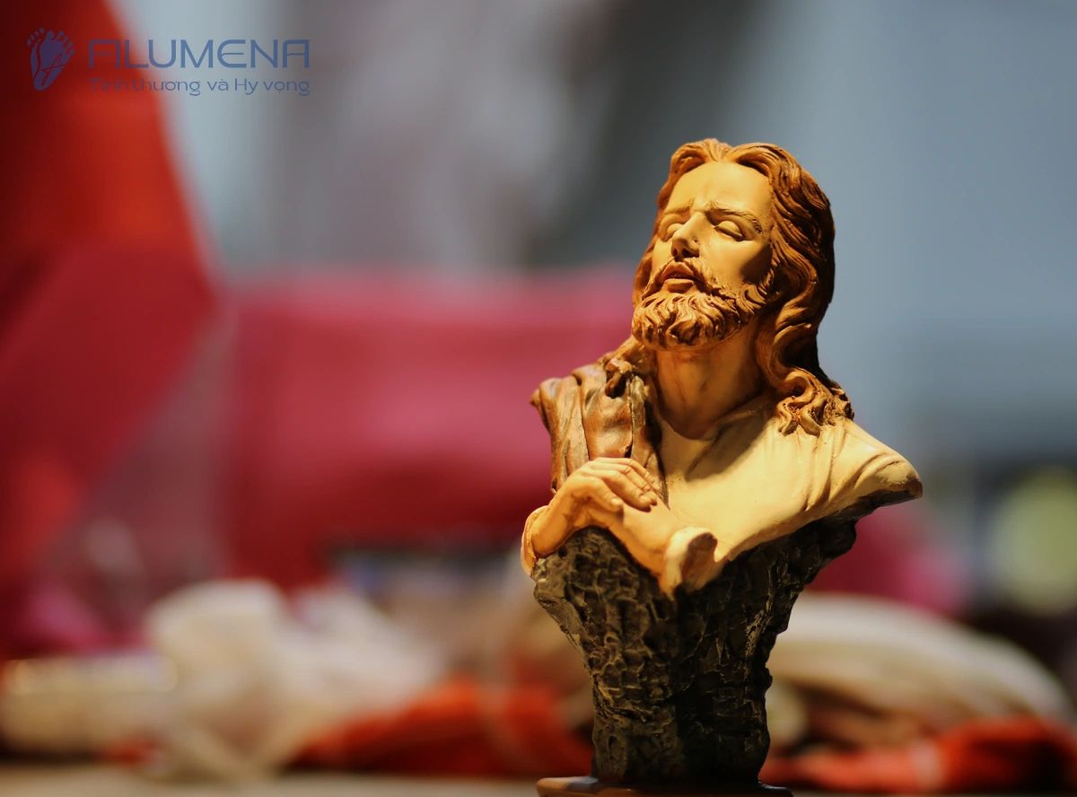 Các mẫu Bàn thờ Chúa của Filumena đang trưng bày và anh chị có thể tìm mua tại các Nhà sách Công giáo trên cả nước.