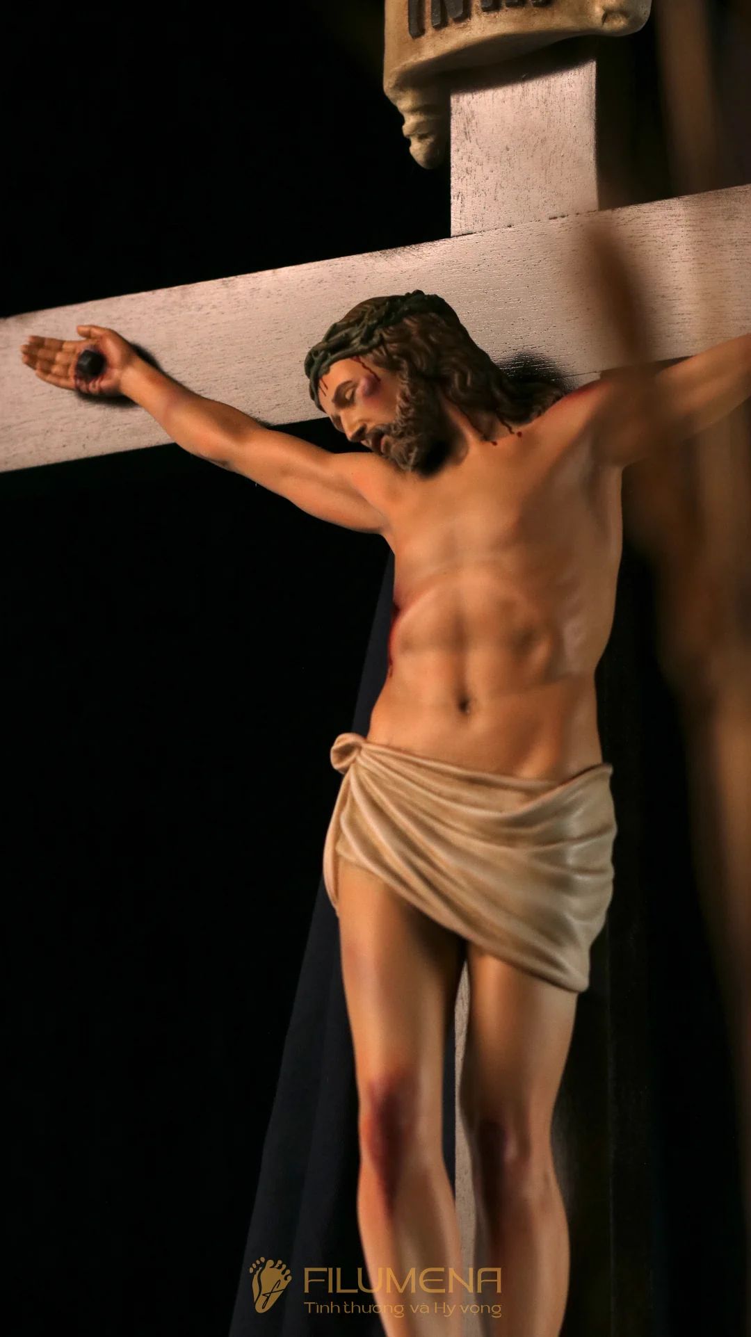 Tượng Chúa chịu nạn cao 20 cm, 30 bằng bột đá - Thánh giá gỗ