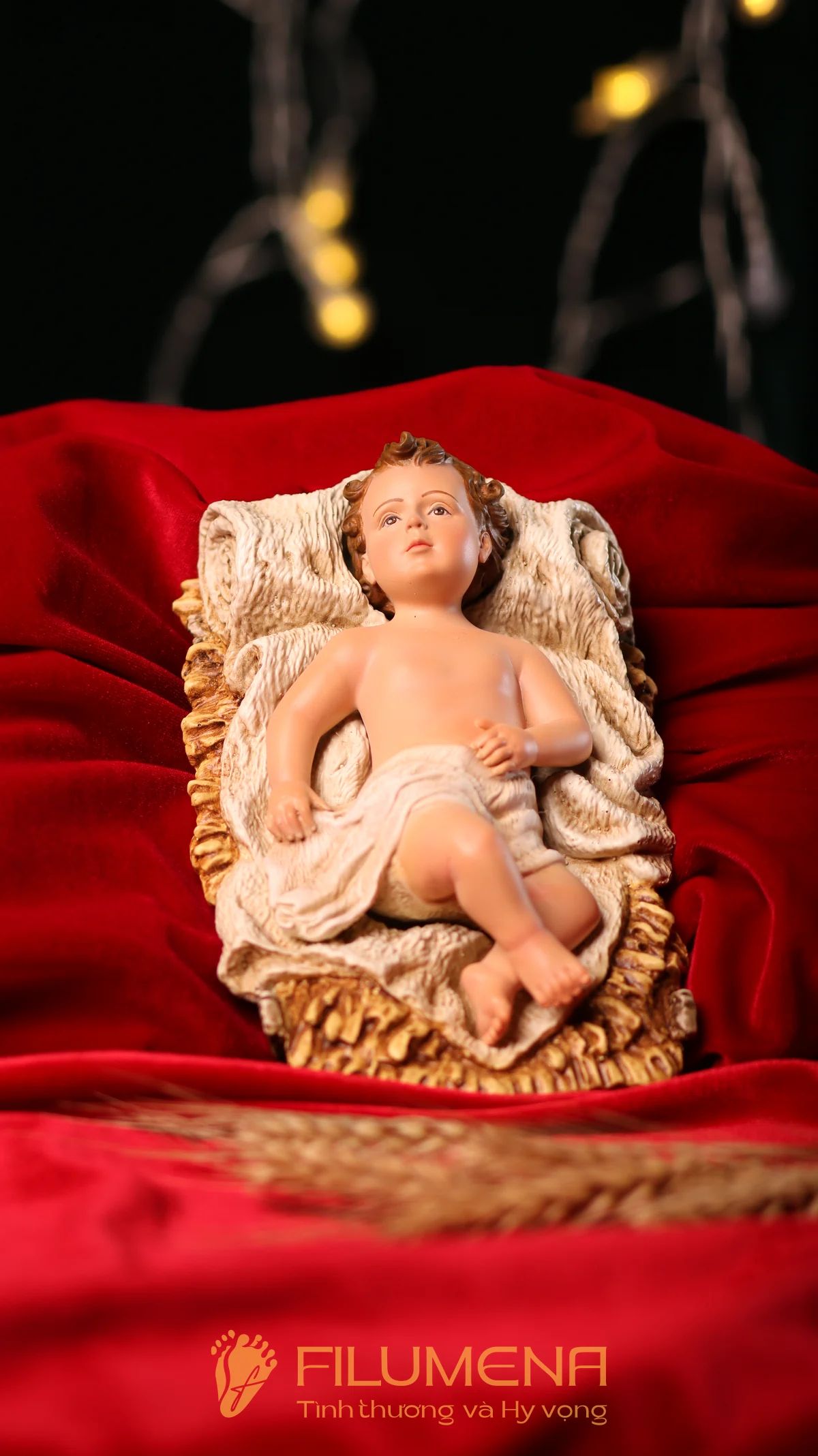 Tượng Chúa Hài Đồng nằm trong máng cỏ, trung tâm của bộ tượng Giáng sinh 30 cm