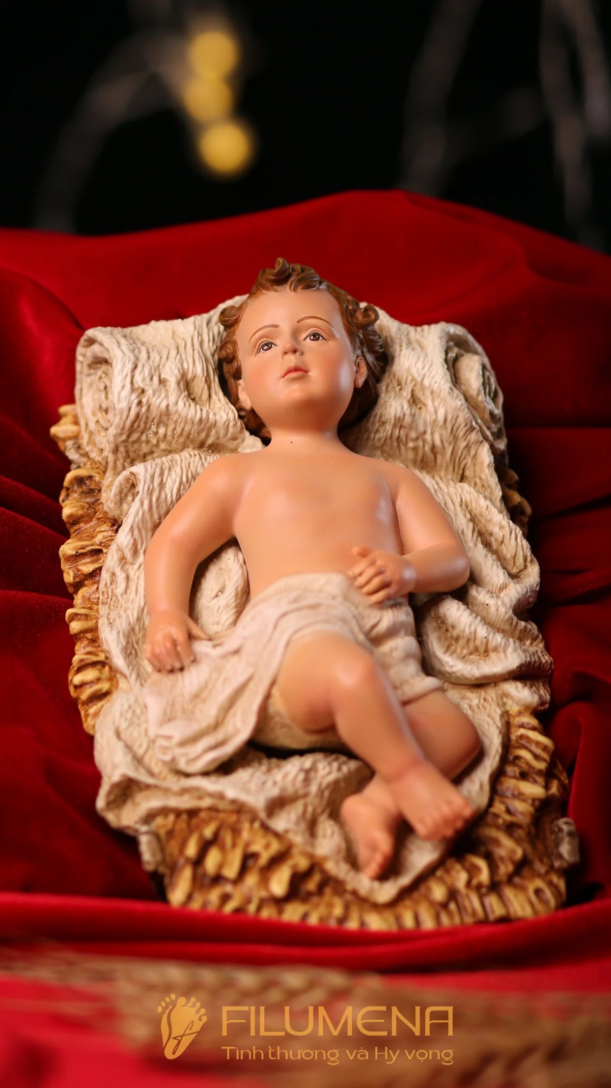 Tượng Chúa Hài Đồng nằm trong máng cỏ, trung tâm của bộ tượng Giáng sinh 30 cm