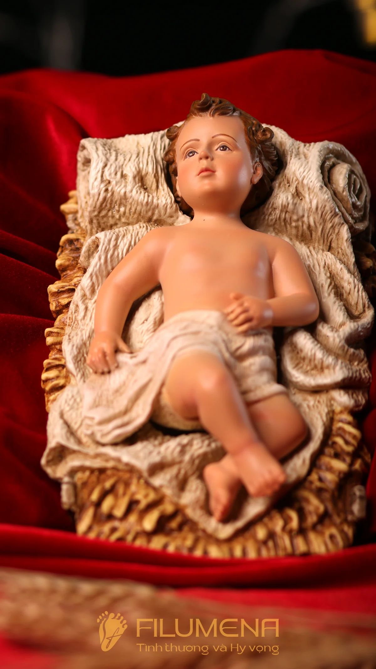 Tượng Chúa Hài Đồng nằm trong máng cỏ, trung tâm của bộ tượng Giáng sinh 30 cm