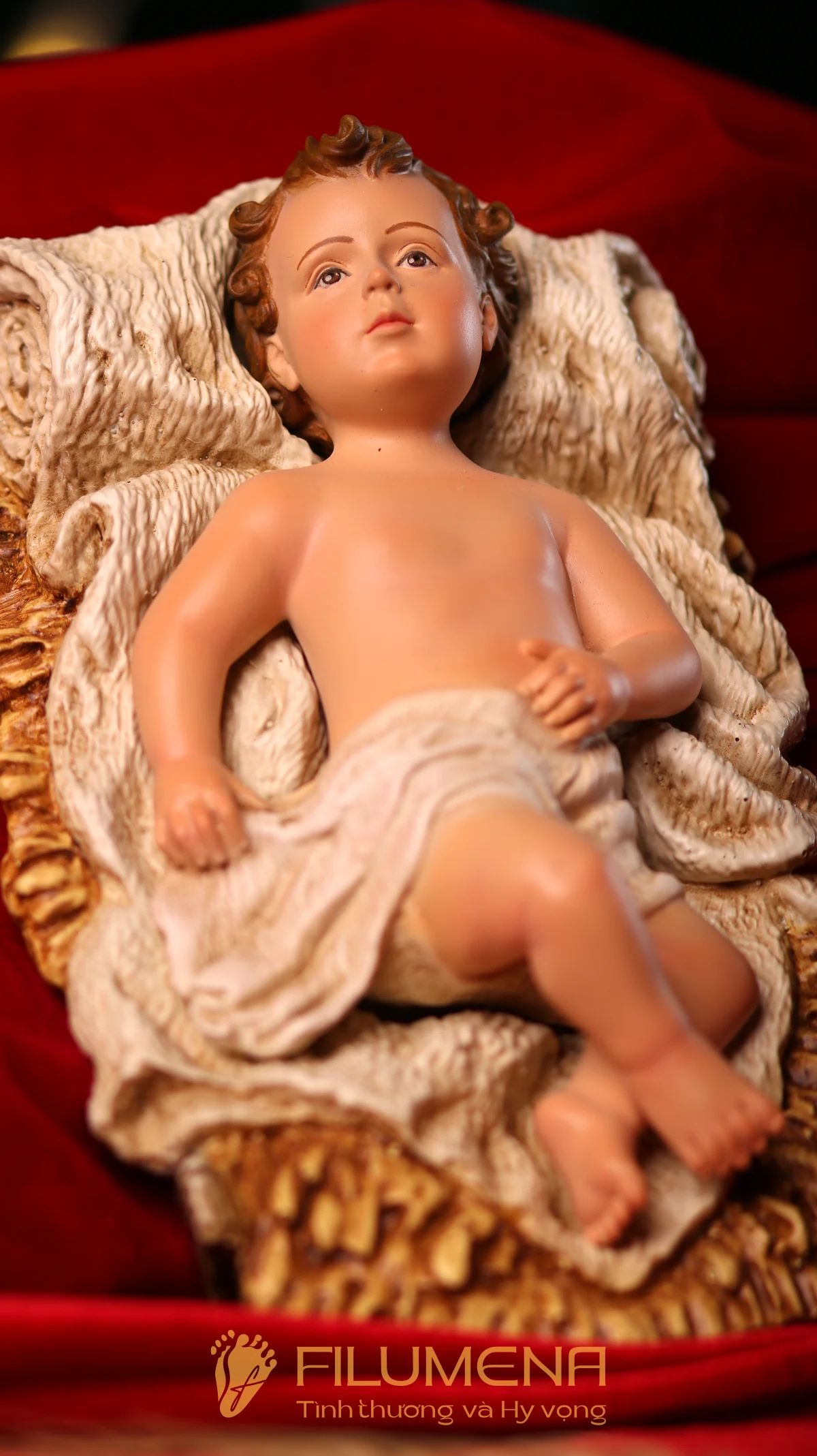Tượng Chúa Hài Đồng nằm trong máng cỏ, trung tâm của bộ tượng Giáng sinh 30 cm