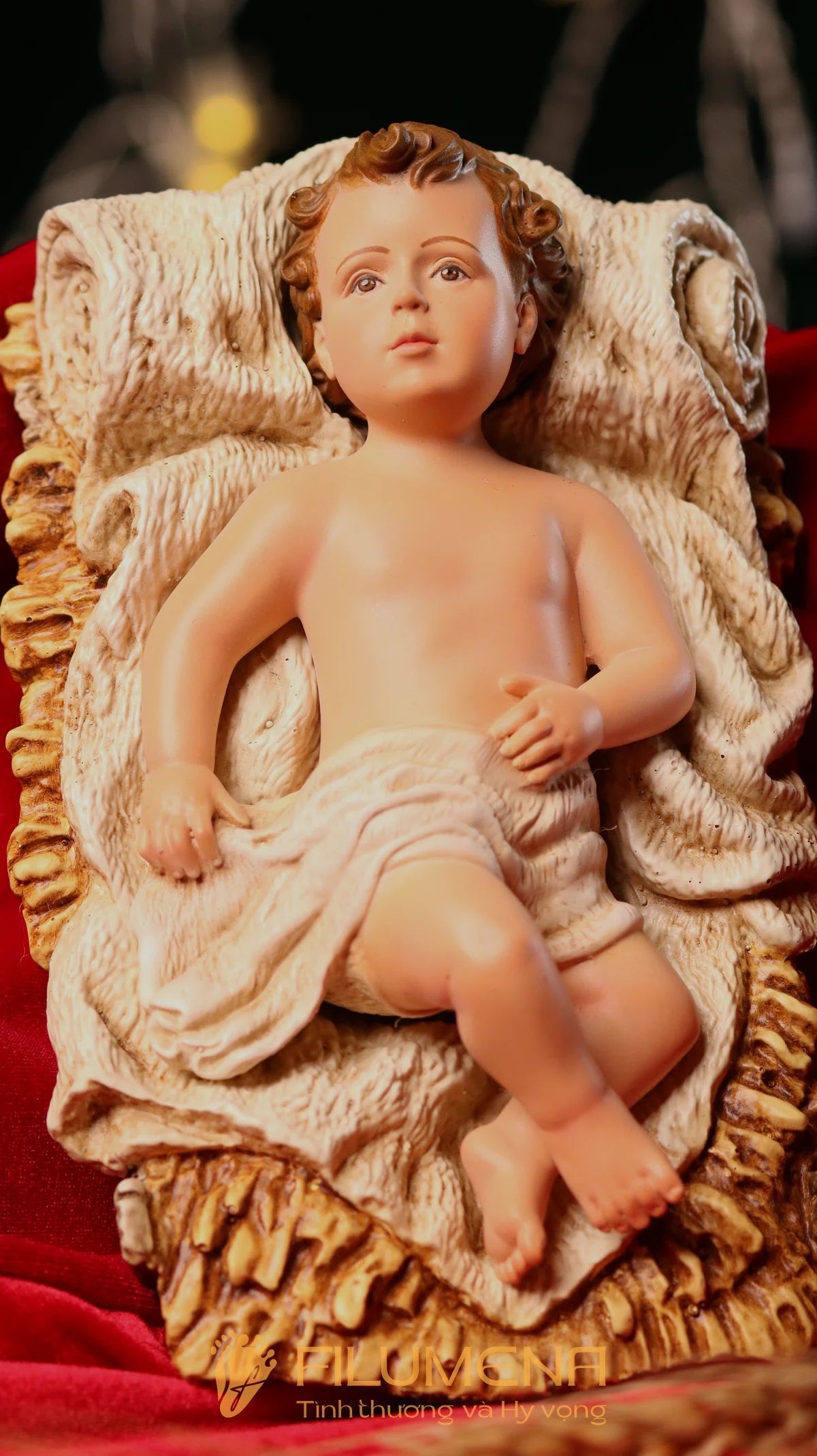 Tượng Chúa Hài Đồng nằm trong máng cỏ, trung tâm của bộ tượng Giáng sinh 30 cm
