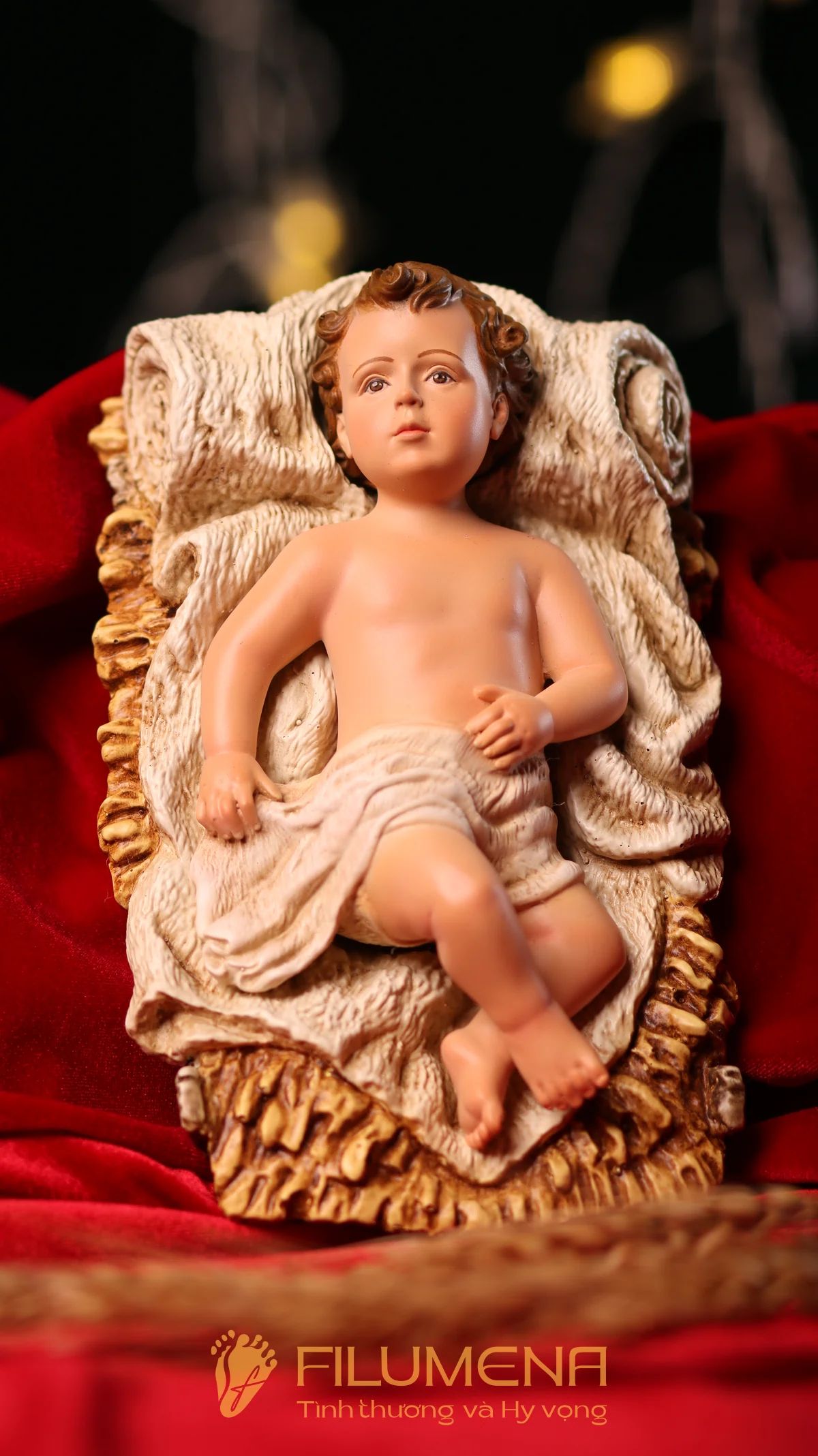 Tượng Chúa Hài Đồng nằm trong máng cỏ, trung tâm của bộ tượng Giáng sinh 30 cm